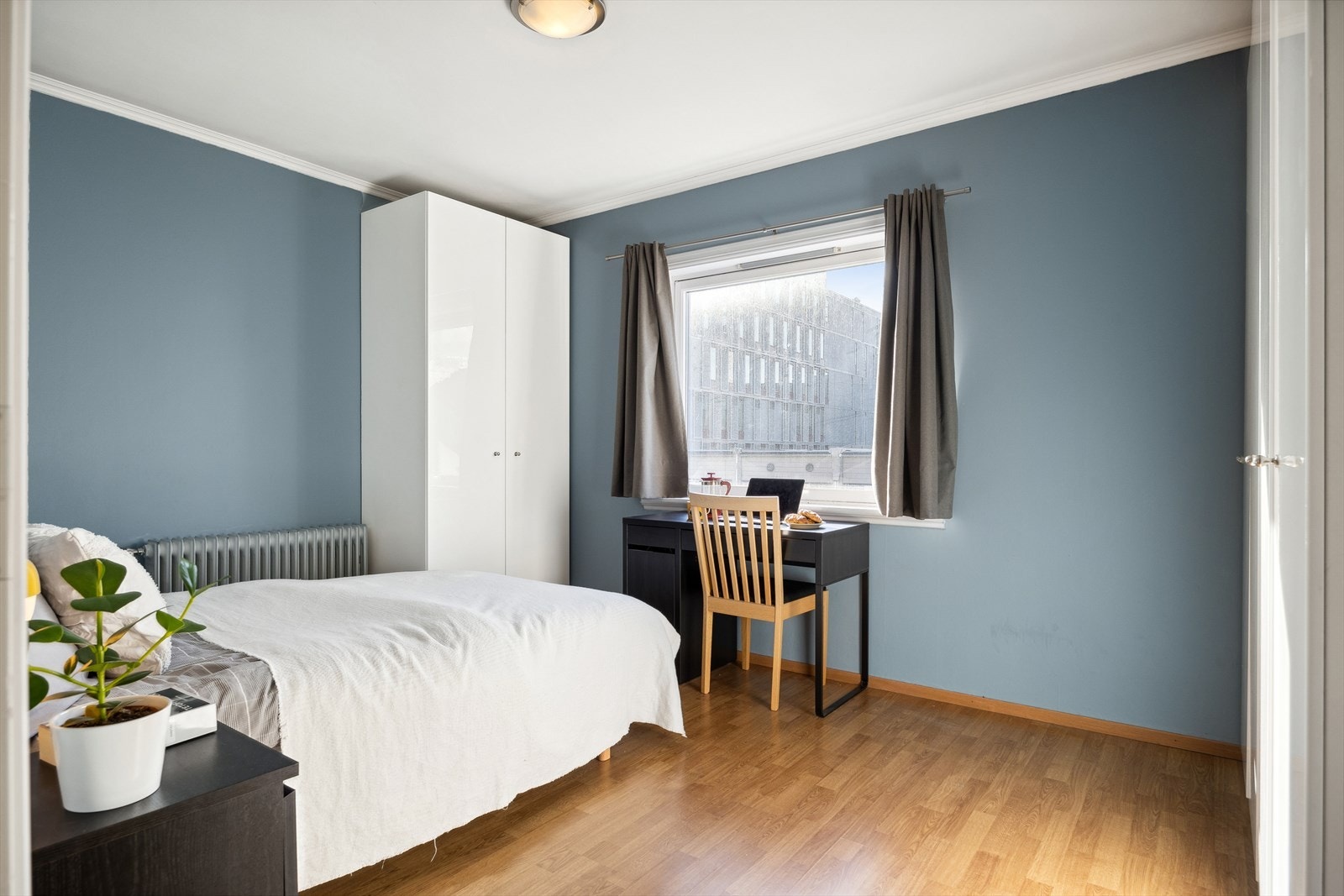 Soverom 2 (13,8 kvm) med garderobe og kontorplass Galleribilde