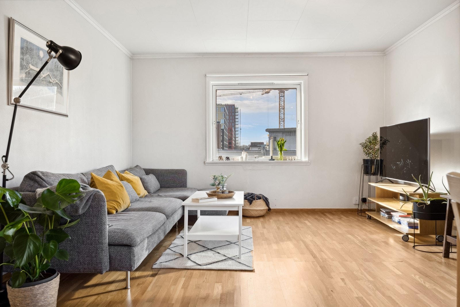 Lys og romslig stue på 24 kvm. Leiligheten ligger på enden av bygget med mulighet for å lage et ekstra soverom. Galleribilde