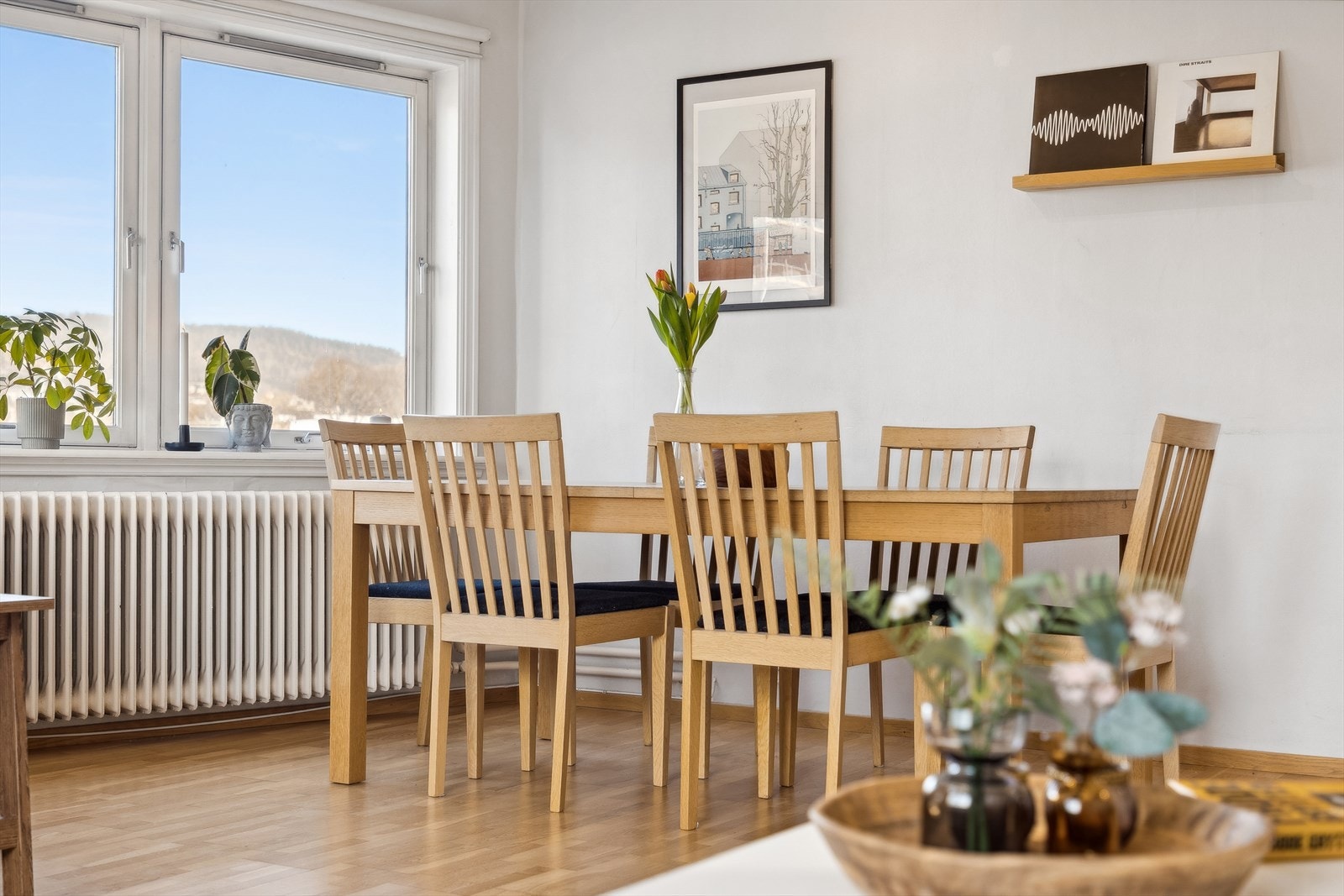 Stua har plass til både sofa og spisebord. Galleribilde