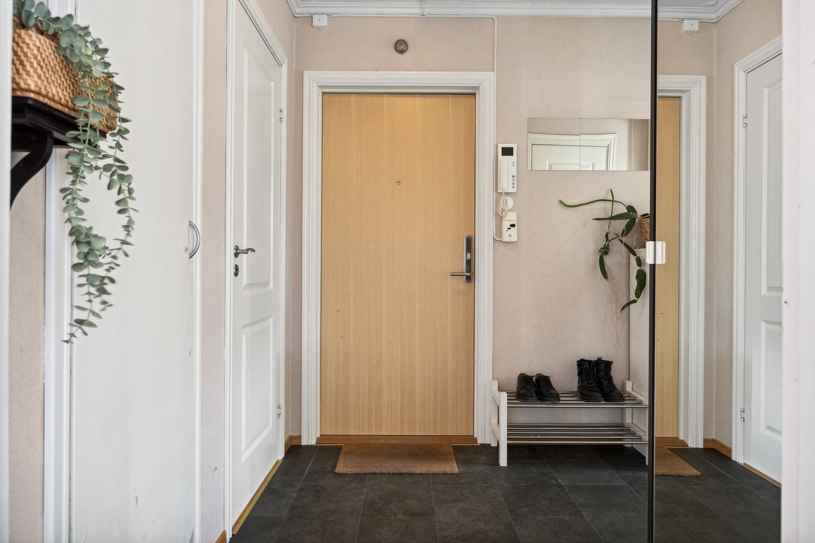 Inngangsparti med porttelefon Galleribilde