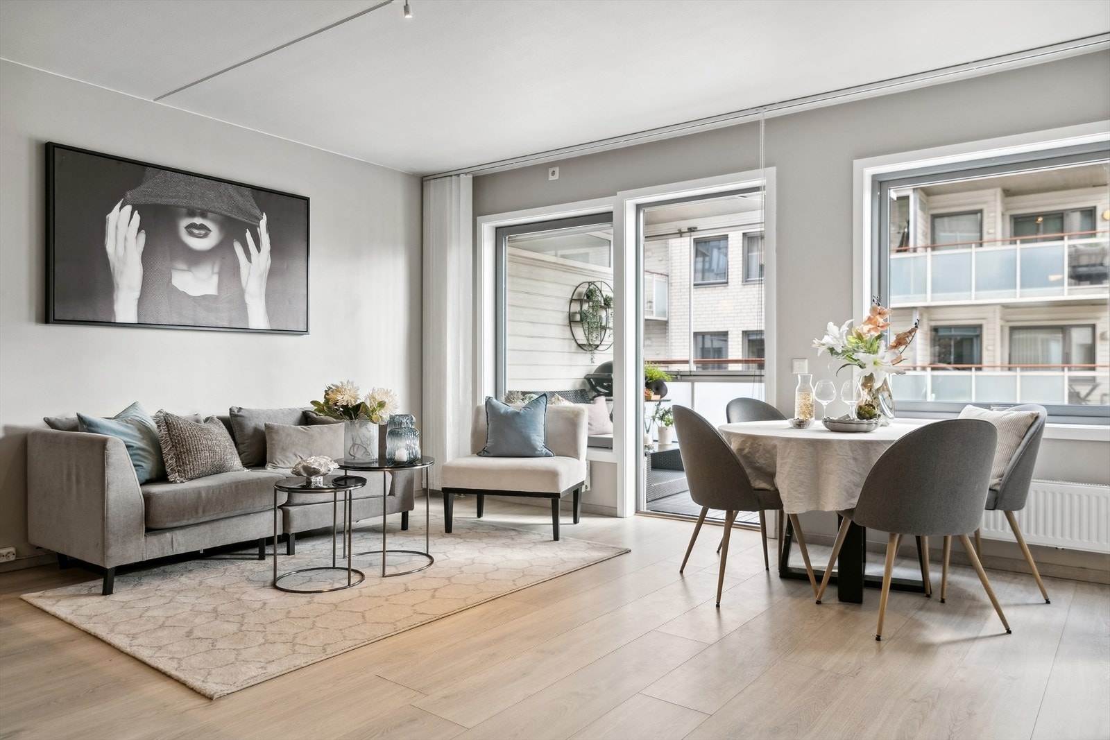 Hoveddelen har en flott og stor åpen kjøkken-stue løsning med god plass til sofaløsning og spisebordsløsning. Galleribilde