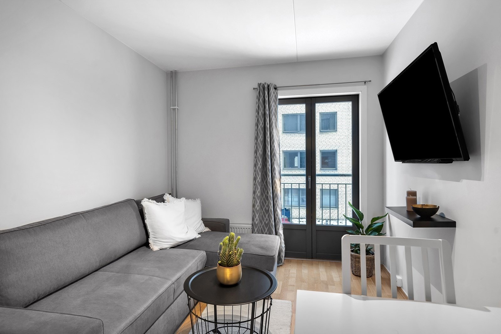Her er det plass til møblement og kan møbleres etter eget ønske. I stuen er det også utgang til en fransk balkong. Galleribilde