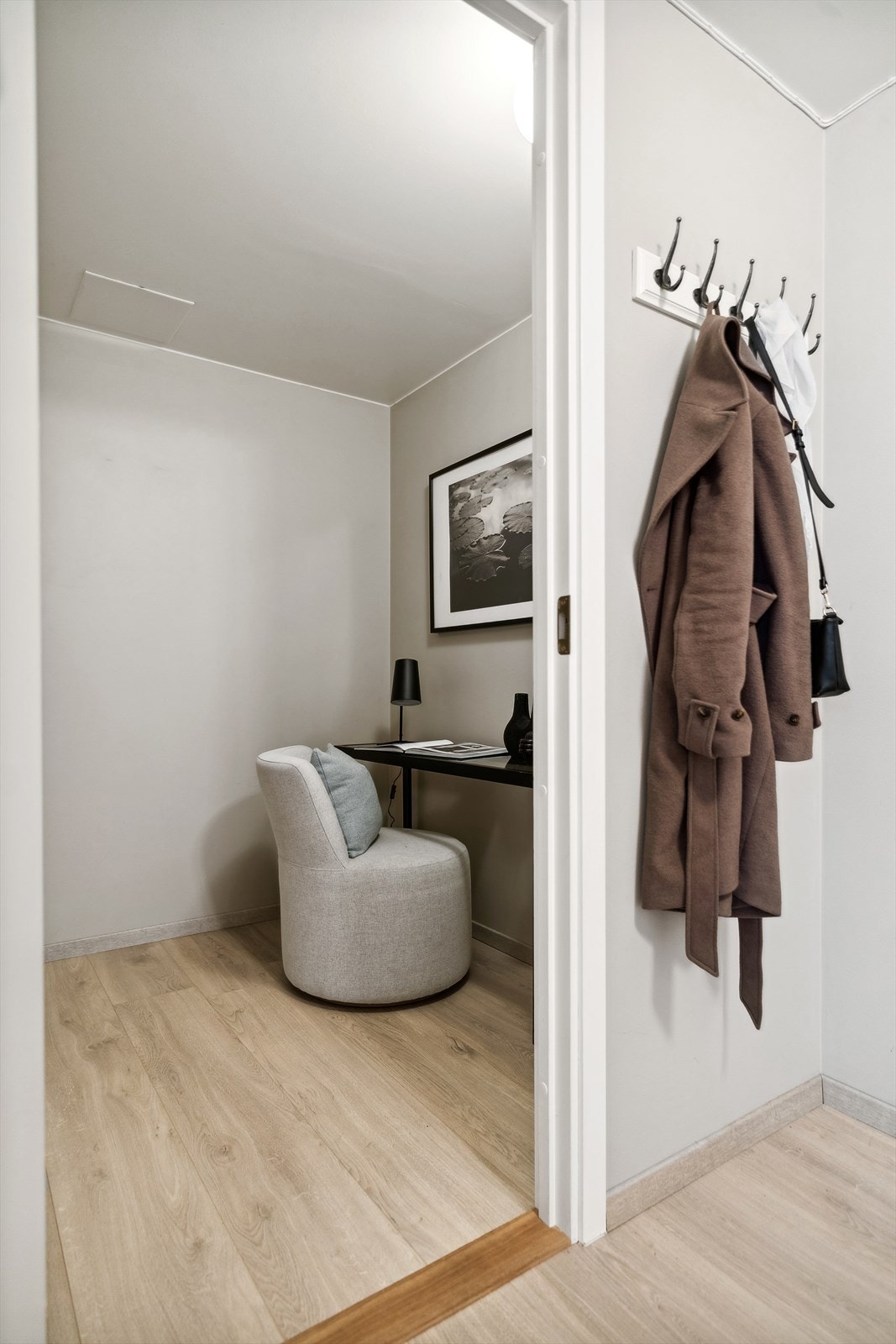 På andre siden av entrèen er det disponibelt rom som kan benyttes som walk-in closet eller bod. Galleribilde