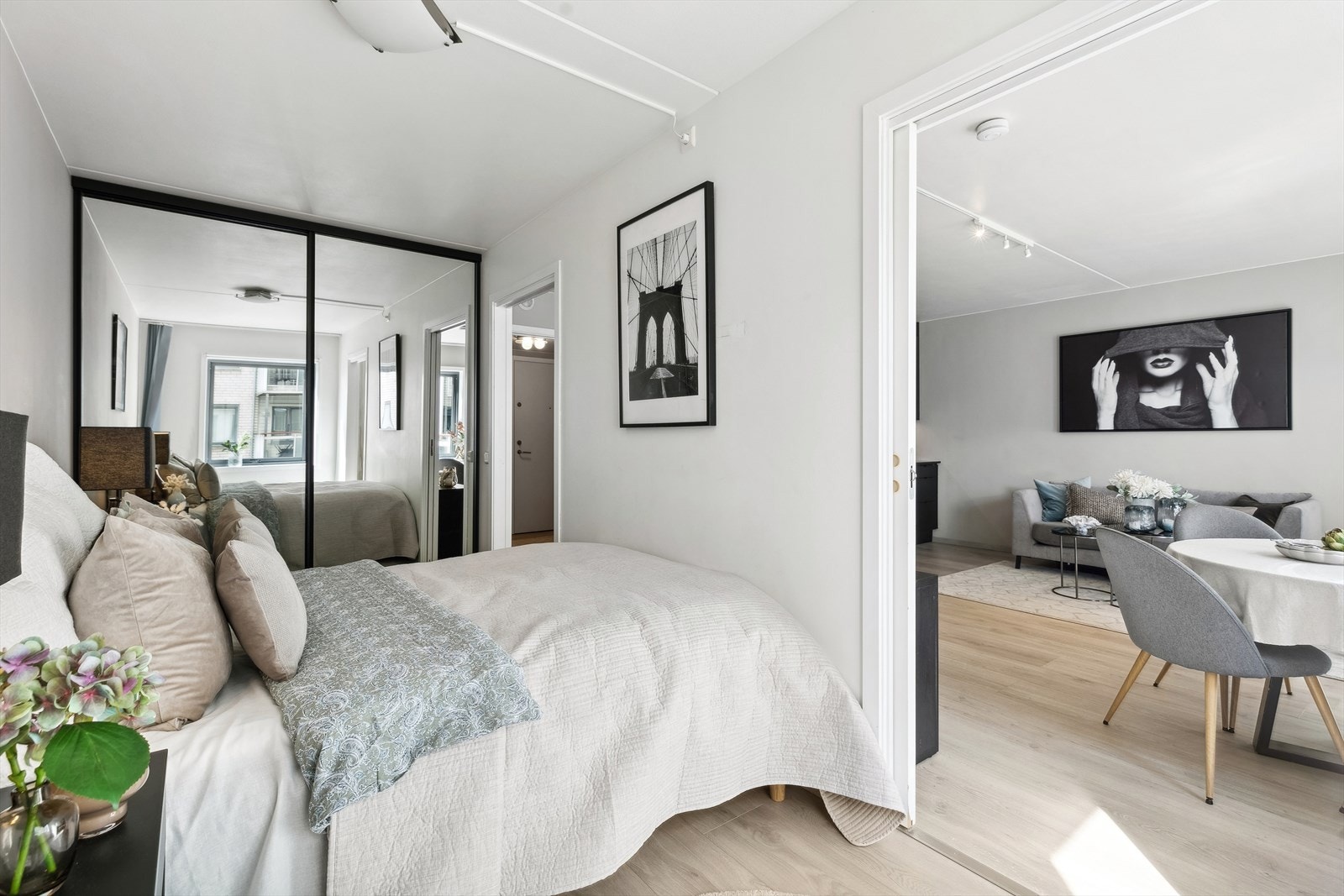 Det er også skyvedørsgarderobe med praktisk innredning. Galleribilde