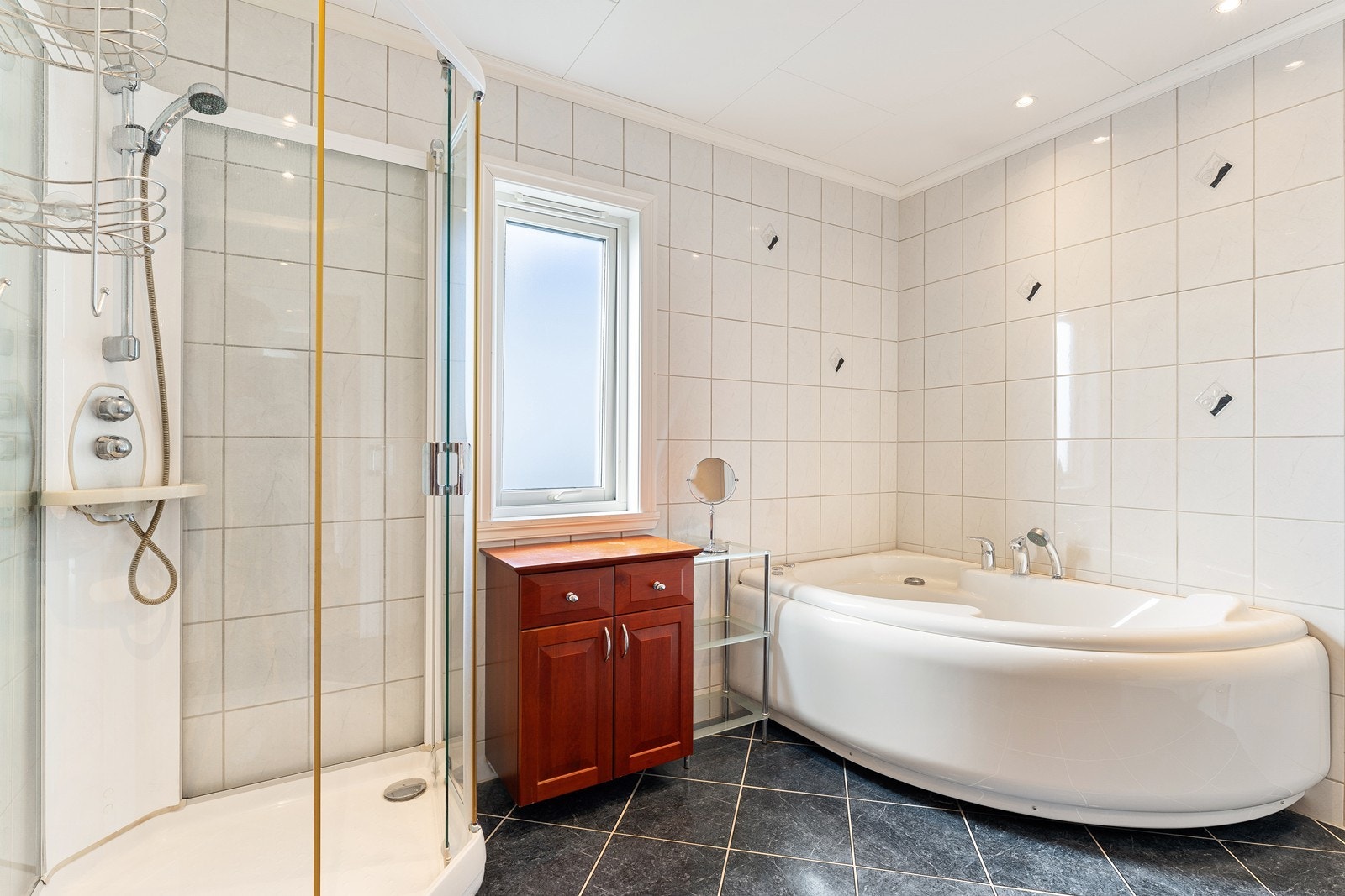 Lyst og pent bad med flislagte overflater og varmekabler i gulvet. Galleribilde