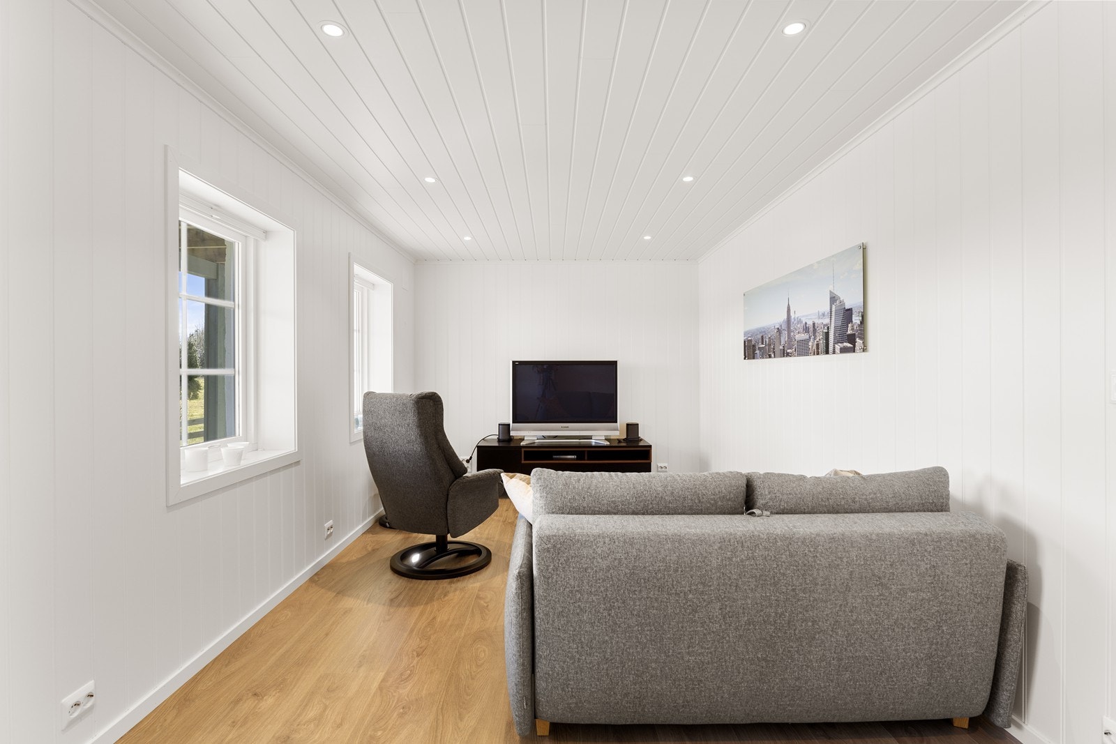 Kjellerstuen er innredet i senere tid og fremstår lys og moderne. Galleribilde