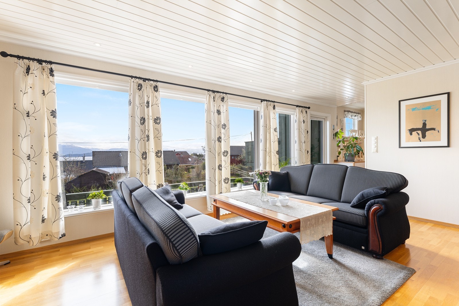 Stuen er det naturlige oppholdsrommet og er et stort, lyst og flott rom Galleribilde