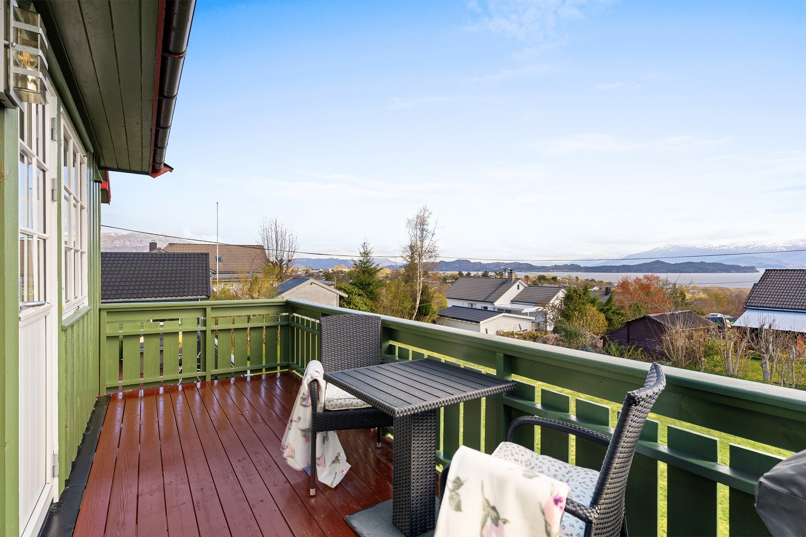 Romslig terrasse ved kjøkkenet. Galleribilde