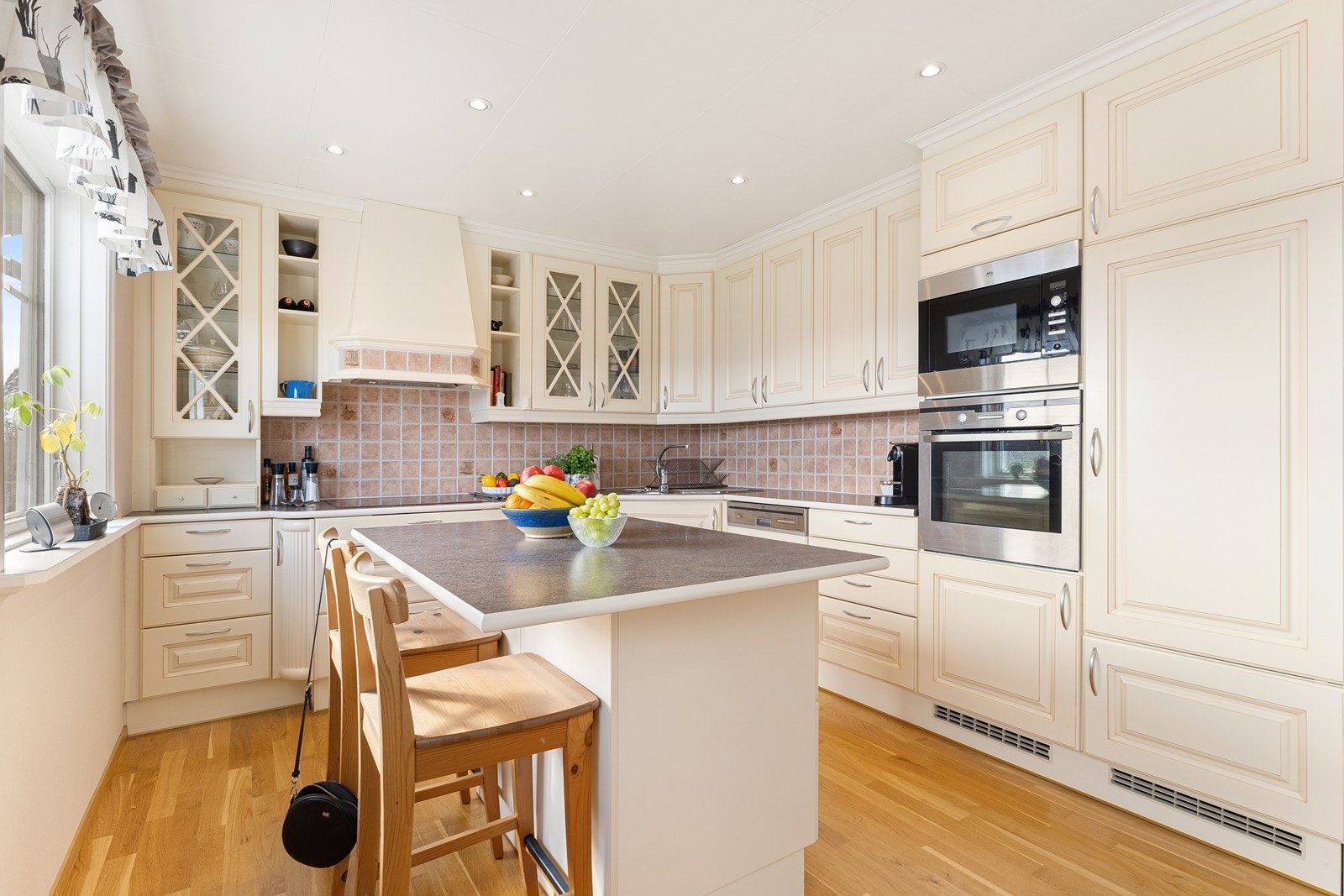 JKE kjøkken innredning fra 2006 med profilerte fronter og benkeplate i laminat med nedsenket vask og et greps blandebatteri Galleribilde