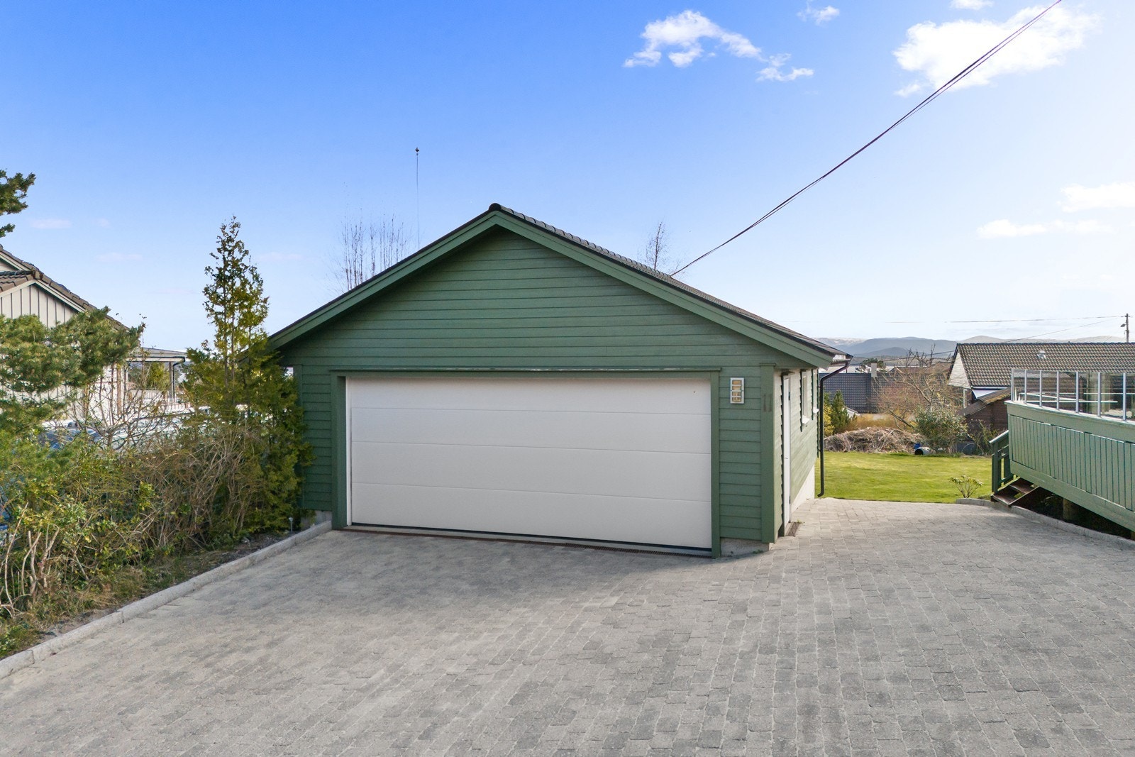 Stor dobbelgarasje fra 2011/ 2012 og god plass til parkering for flere biler på egen tomt. Galleribilde