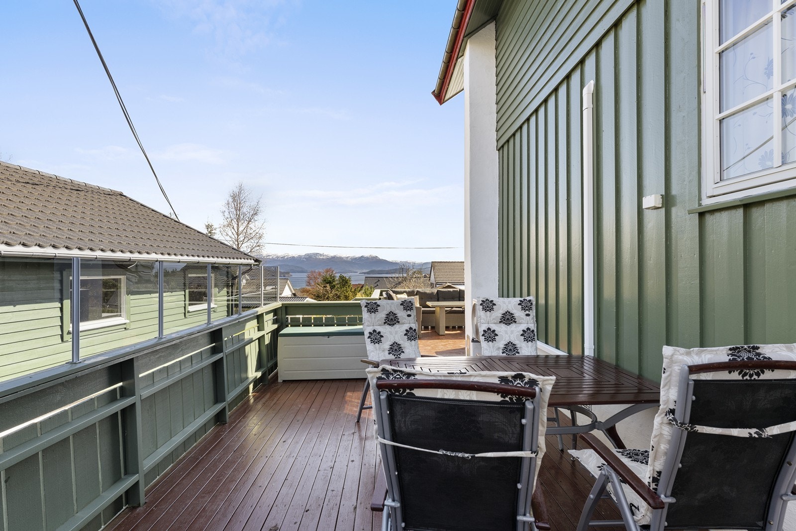 Terrassen følger huset rundt på siden slik at en kan nyte fine solforhold hele dagen. Galleribilde