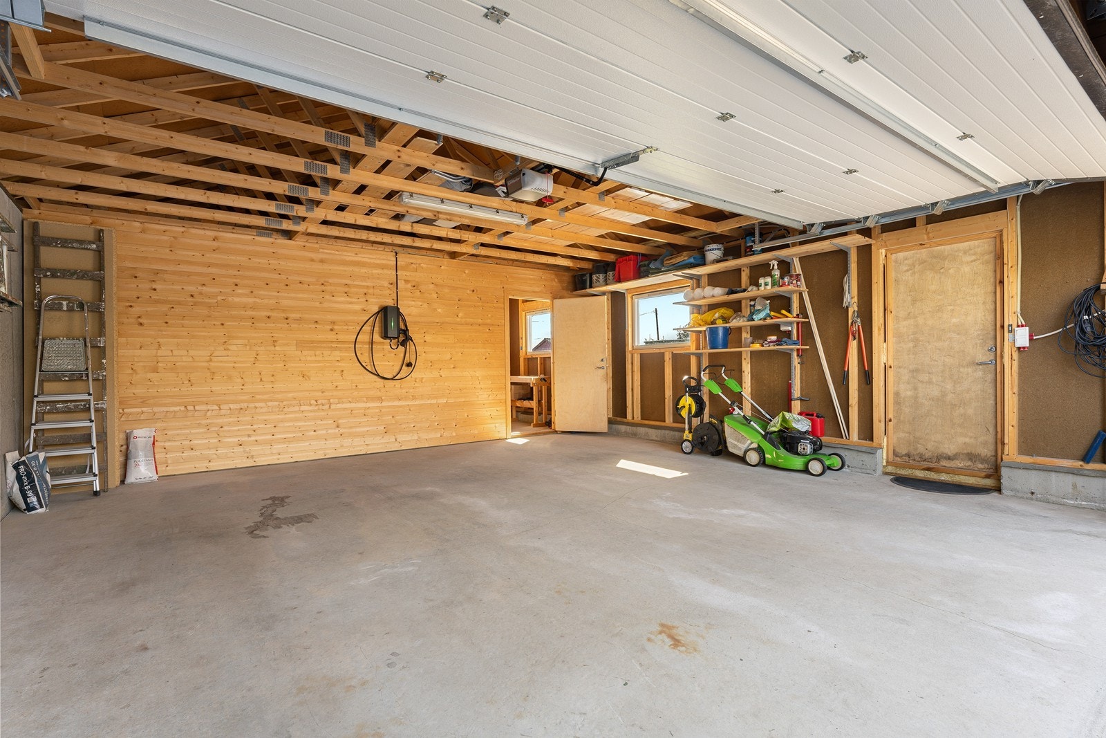 Garasjen måler hele 57 kvm og har i tillegg verksted/lager Galleribilde