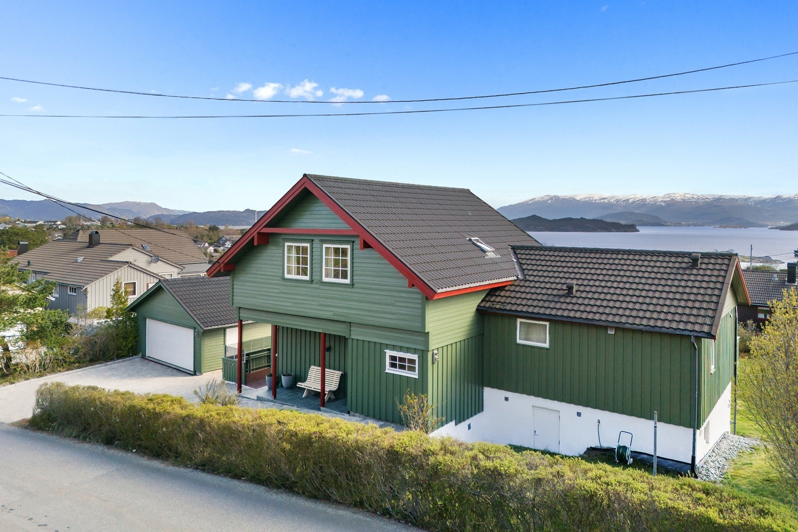 Flott enebolig i barnevennlig område. Det er stor dobbel garasje på 57 kvm med elbil-lader Galleribilde