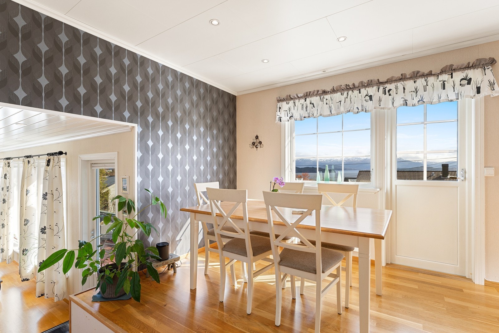 Trivelig spiseplass på kjøkkenet. Galleribilde