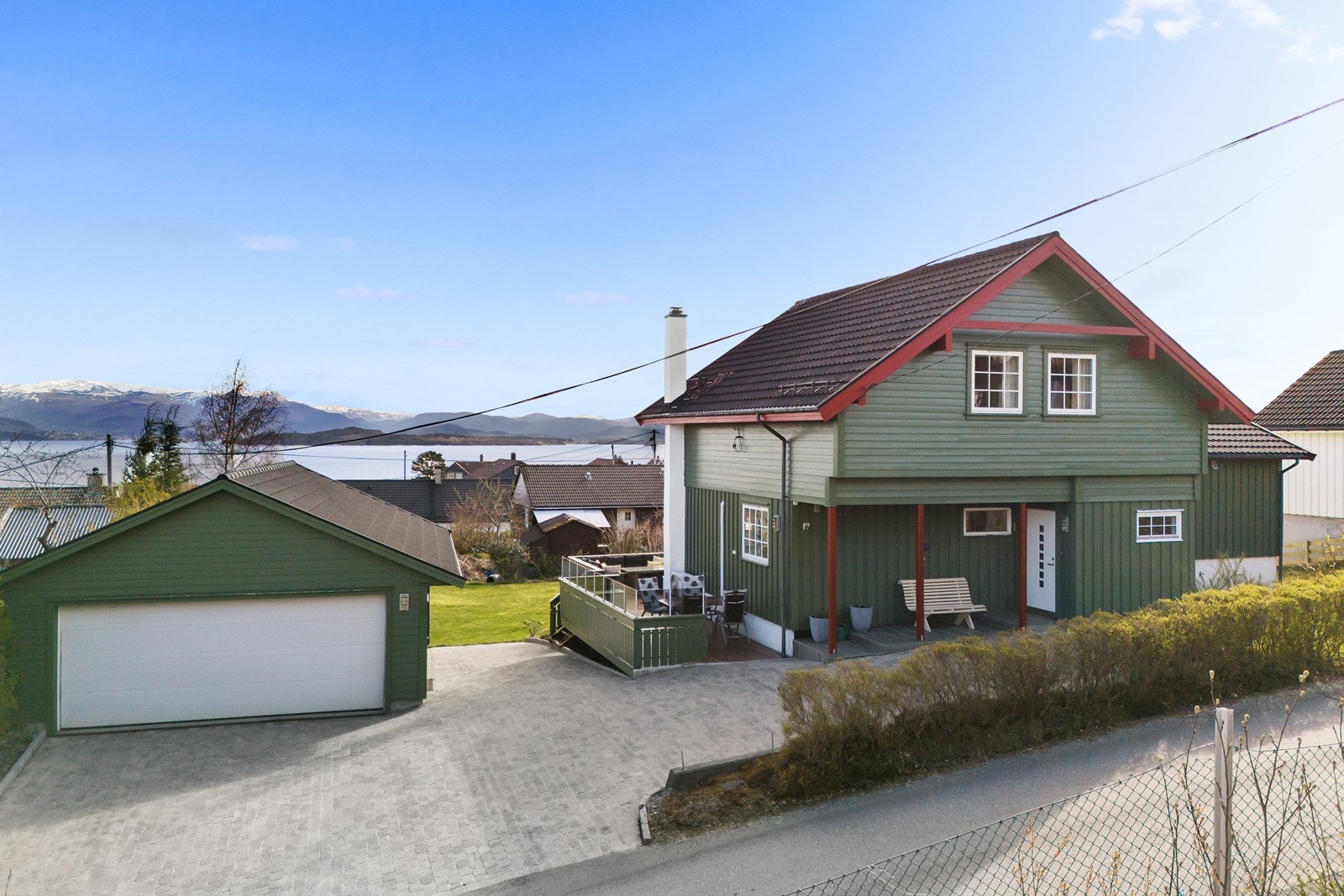 Uteområdet er flott opparbeidet og innkjørsel og parkering har flott brostein. Galleribilde