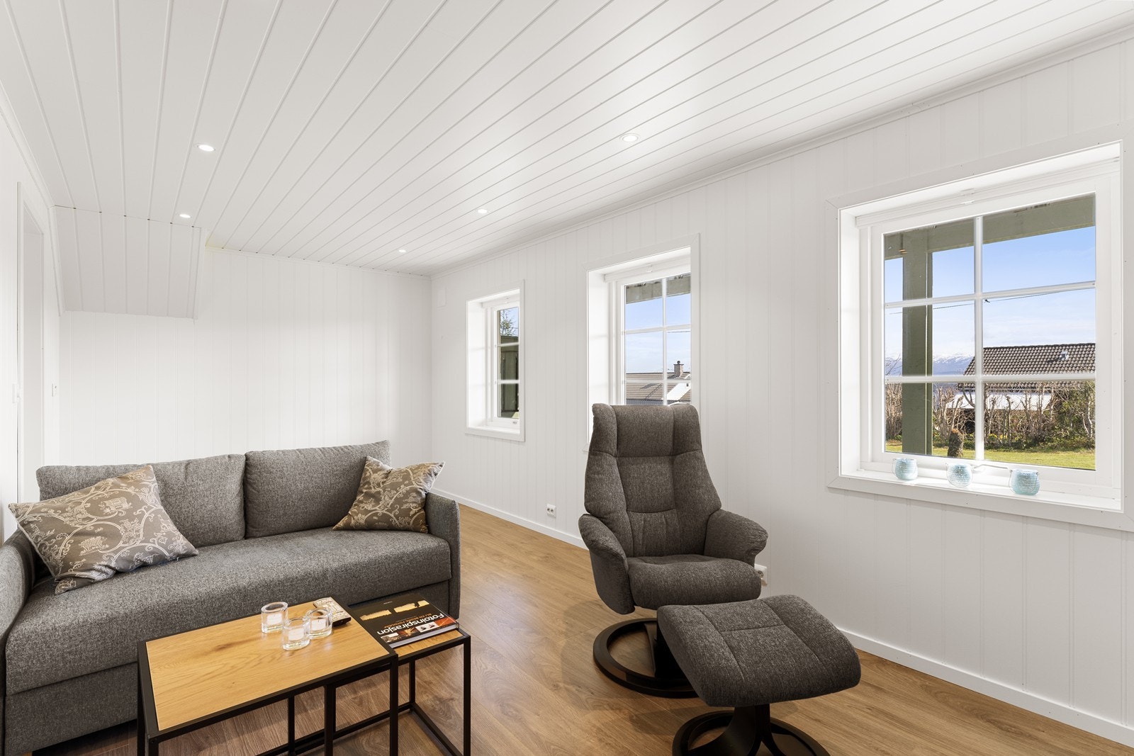 Kjellerstuen har parkett på gulv og malte vegglfater. Fin spotbelysning i tak. Galleribilde