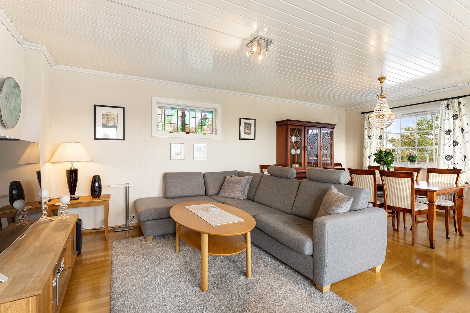 Stuen har tapetserte veggflater og parkett på gulv. Galleribilde