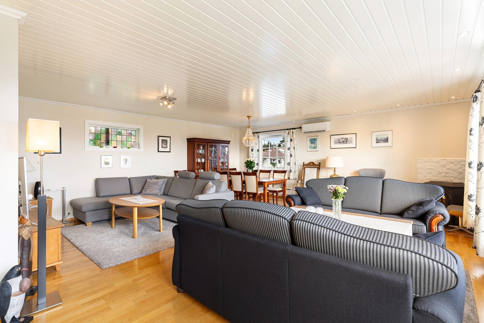 Stuen er romslig og kan deles inn i flere soner Galleribilde