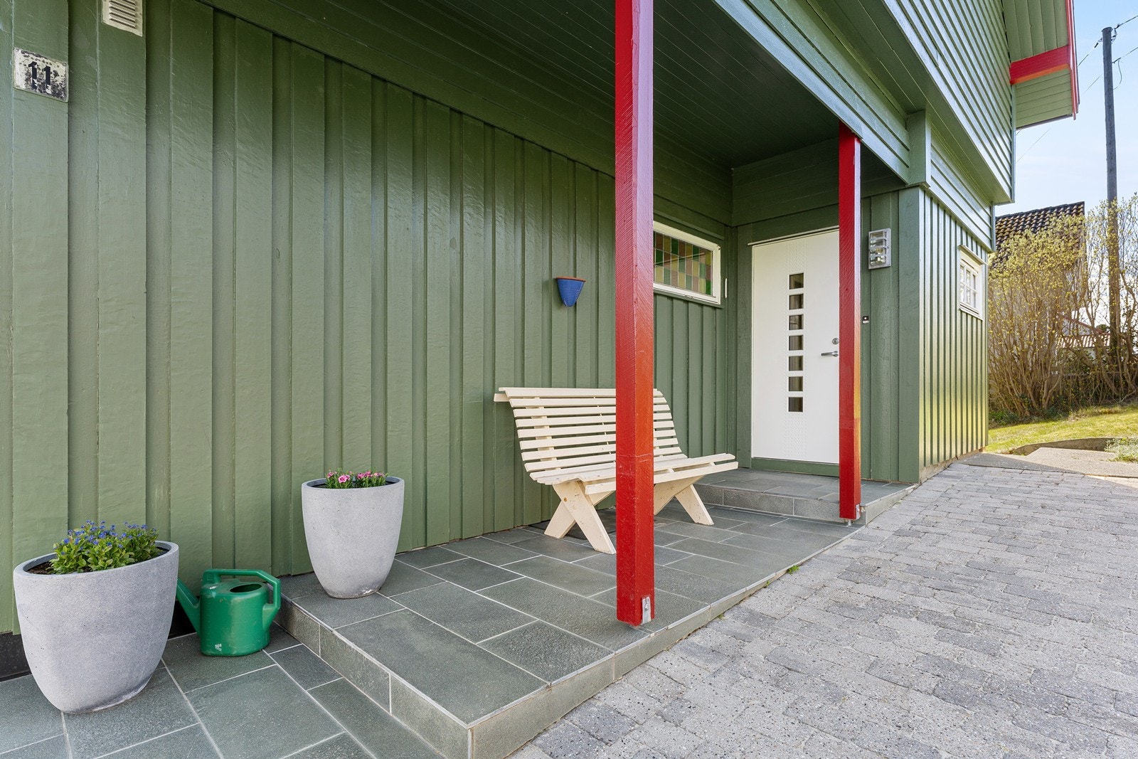 Inngangsparti med fine steinfliser. Galleribilde