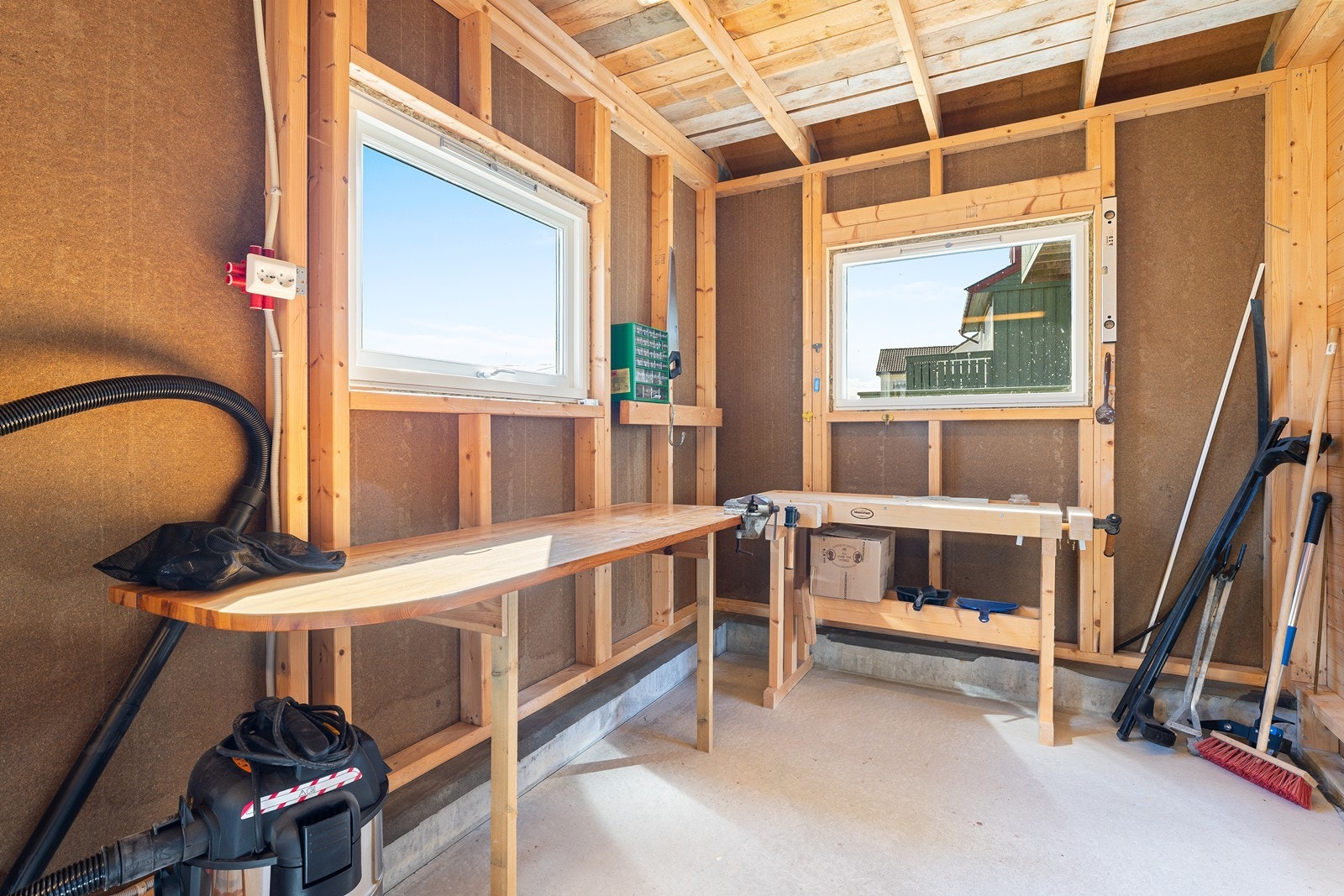 Stor bod/arbeidsrom i garasjen. Galleribilde