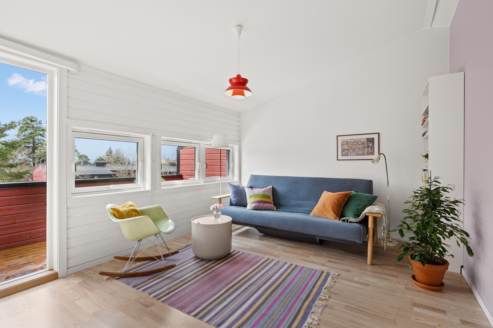 Tv-stue (evt soverom) med utgang til vestvendt veranda med sol til sen kveld Galleribilde