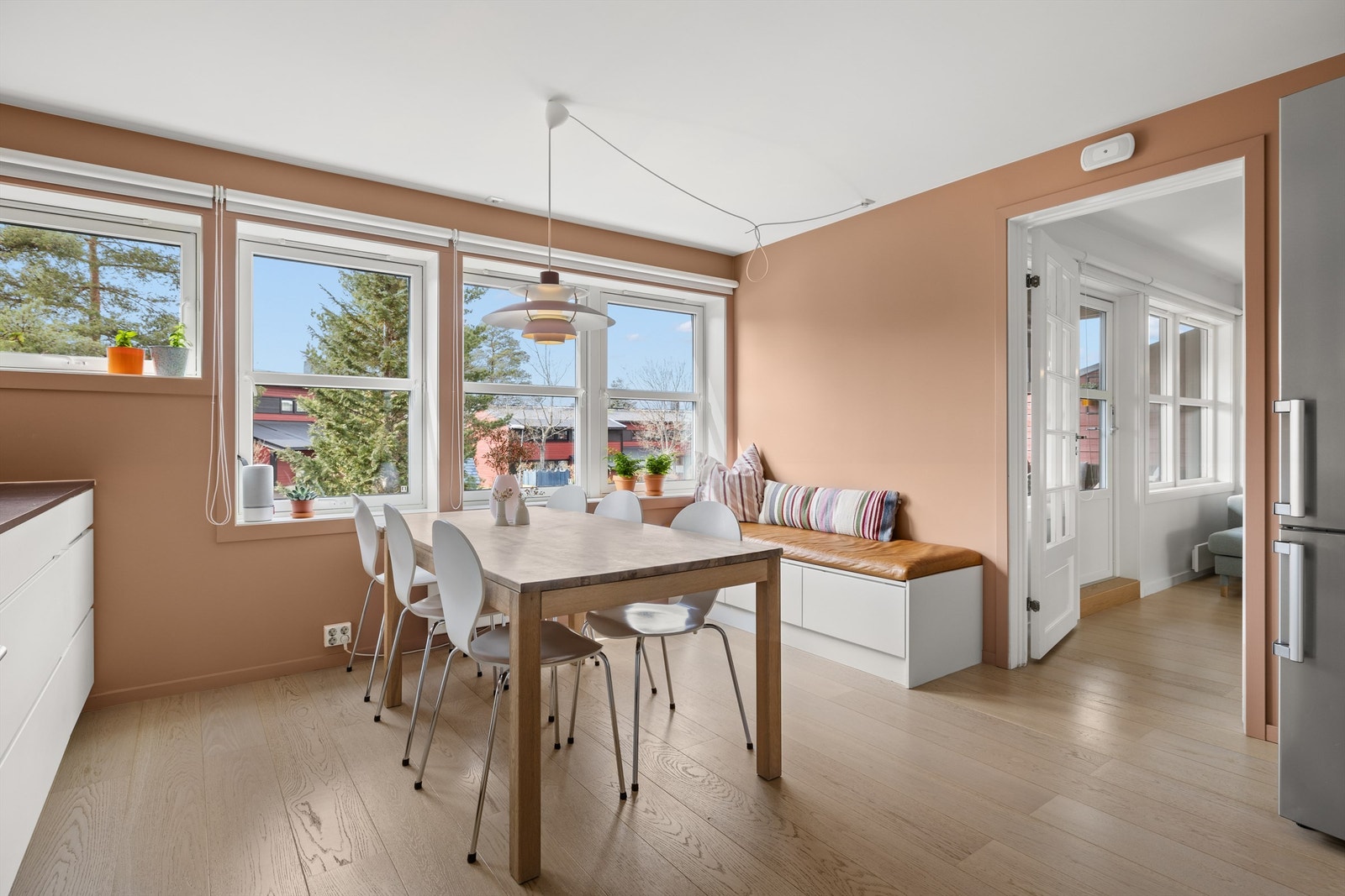 God plass til stort spisebord og praktisk plassbygget sittebenk med skuffer Galleribilde