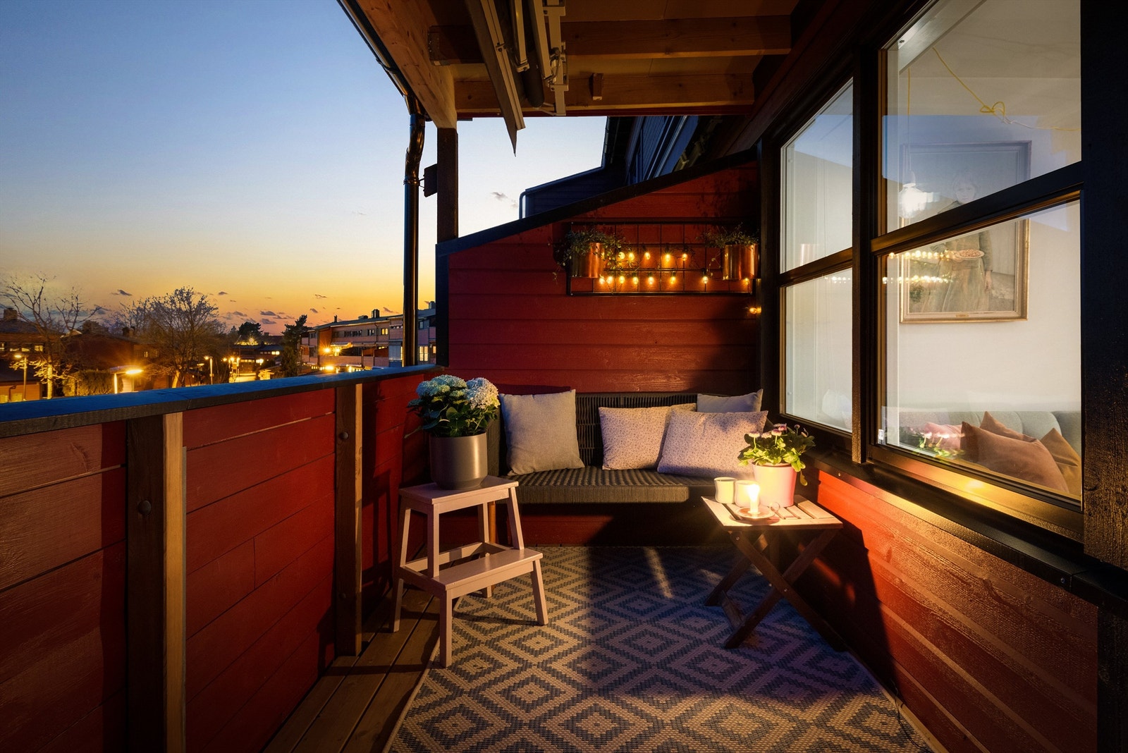 Stemningsbilde av den vestvendte verandaen i 1. etasje Galleribilde