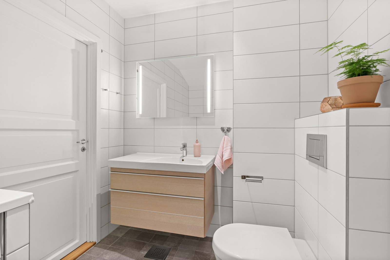 Arbeidet med badet i 2012 bestod bl.a. av skifte av sluken, ny membran og nye vannrør (lagt rør-i-rør), samt nye fliser og innredning. Det ble også lagt nye varmekabler i gulvet og downlights i himlingen Galleribilde