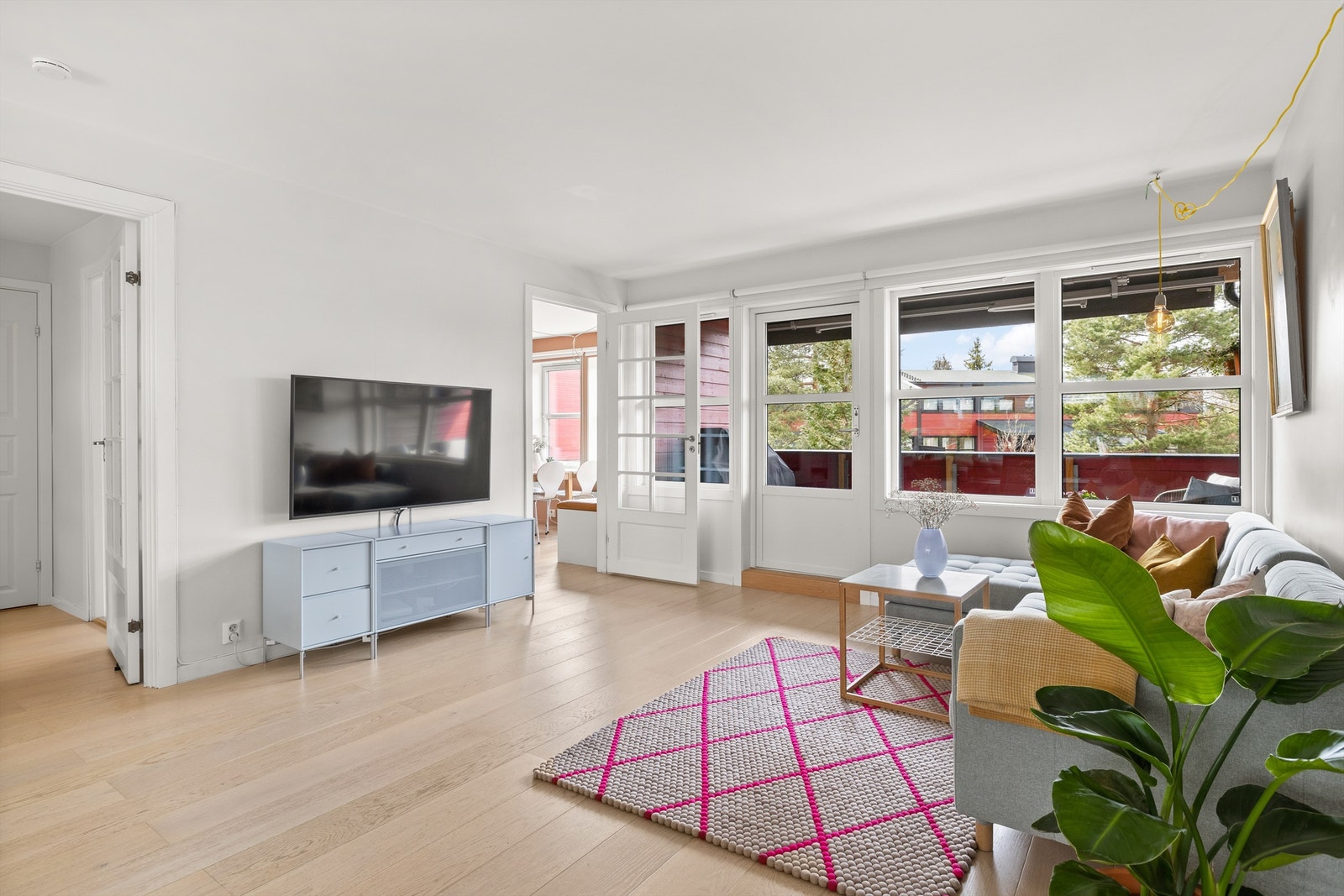 Fra stuen er det også adkomst til kjøkkenet Galleribilde