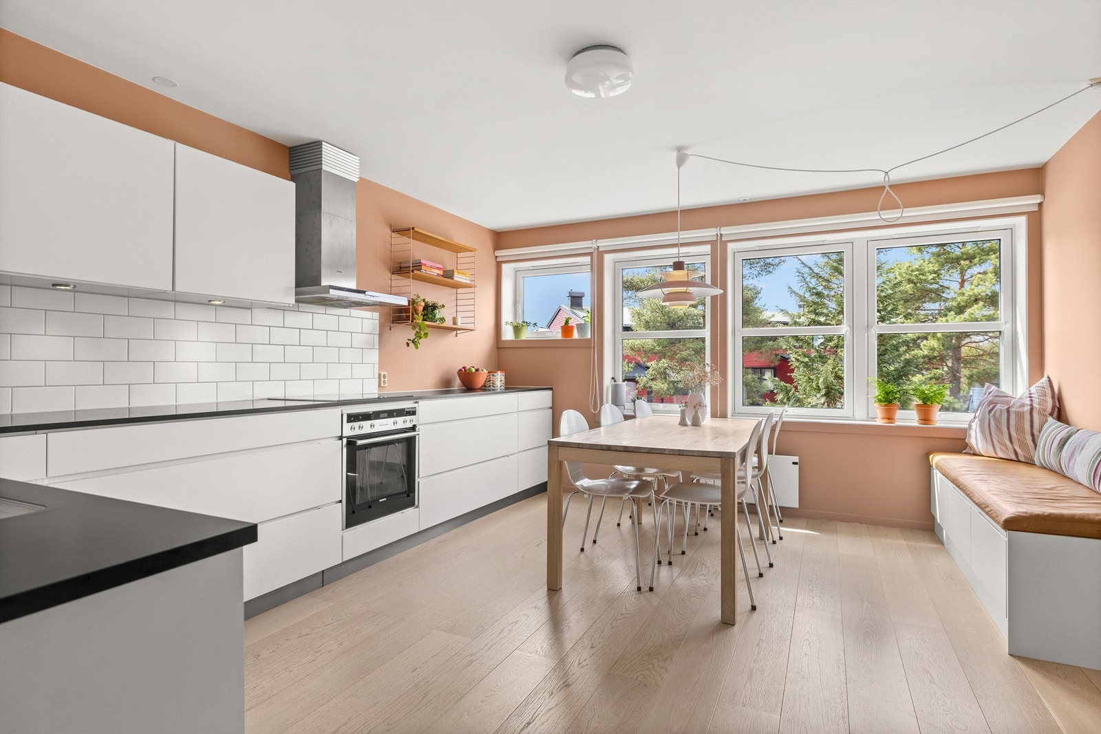 Stort og flott kjøkken med bl.a. ny innredning fra Kvik i 2012 Galleribilde