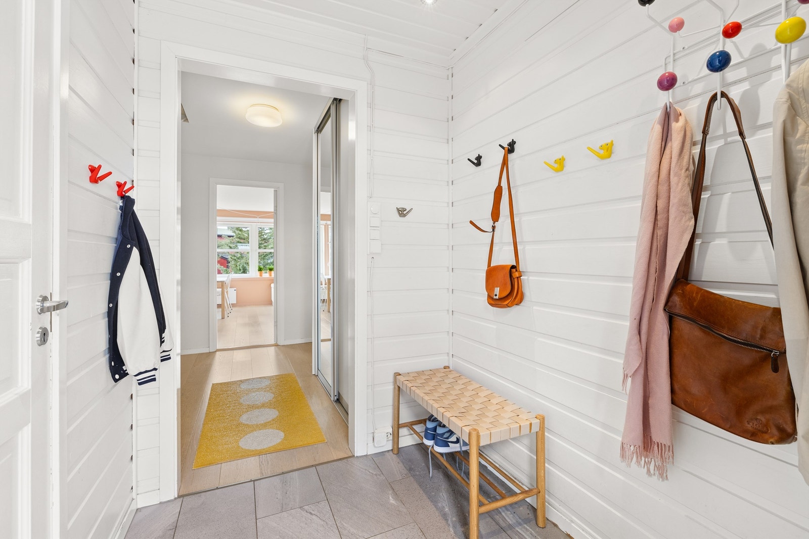 Entré med varmekabler. I tilknytning til entréen ligger en praktisk bod/garderoberom Galleribilde