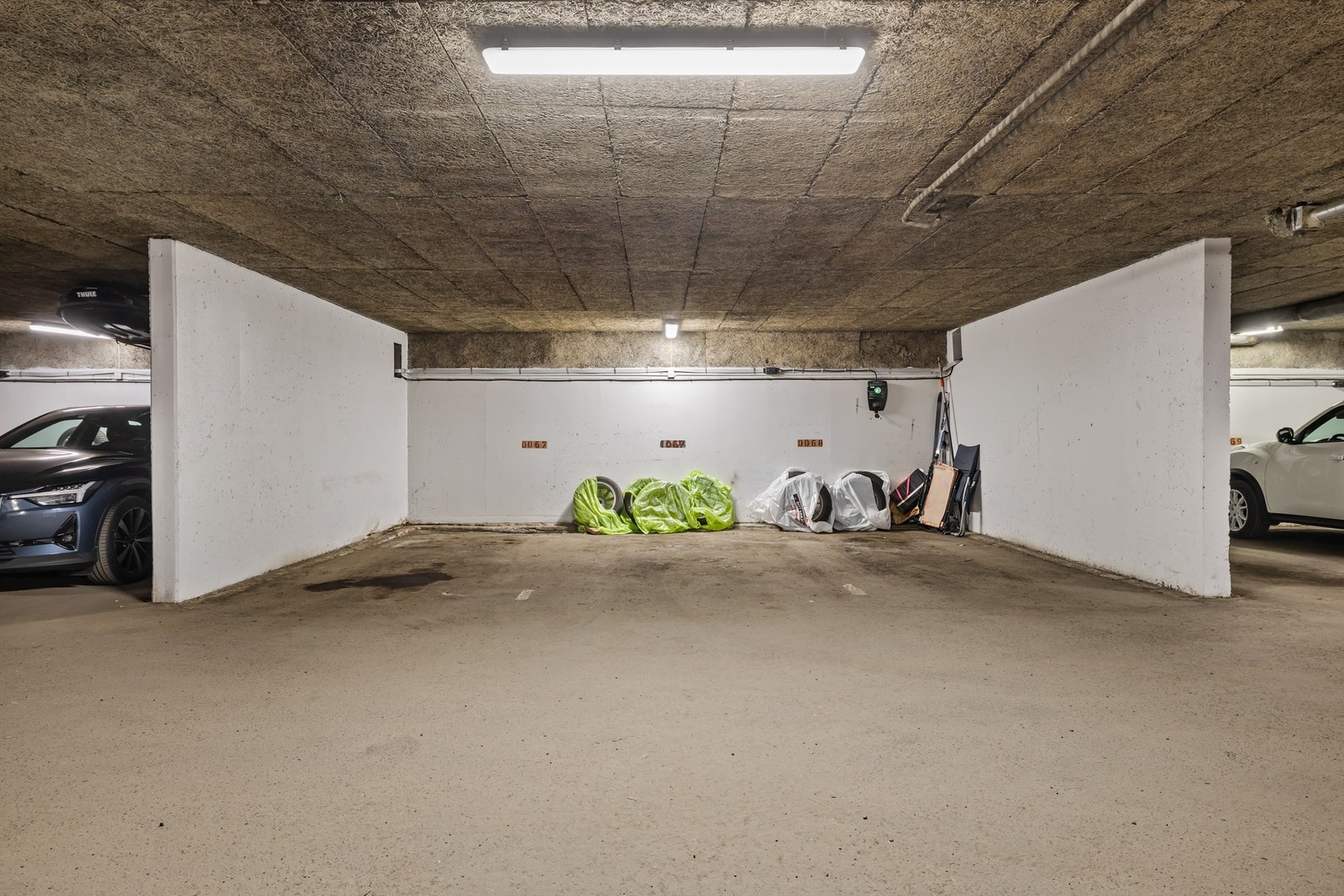 Boligen disponerer 1 garasjeplass (nr 1067) i felles garasjeanlegg. Infrastruktur ligger til rette for evt. montering av elbillader. Galleribilde