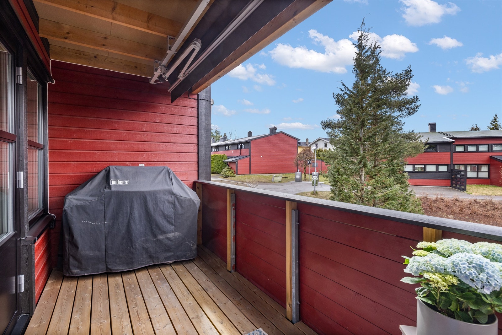 Verandaen i 1. etasje er på 7 kvm og har hyggelig utsyn til tun Galleribilde