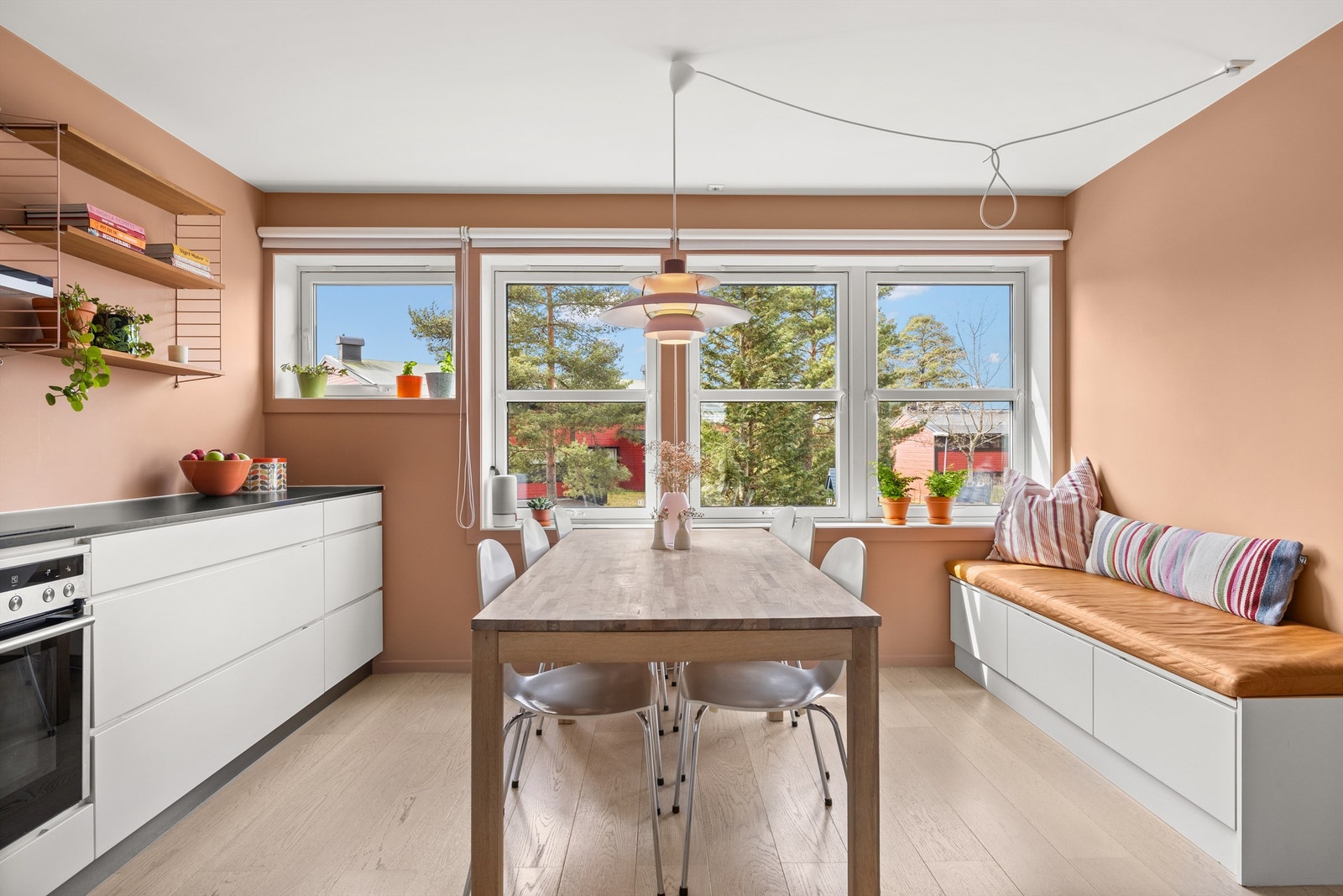 Kjøkkenet har 1-stavs parkett på gulvet og store vinduer mot vest Galleribilde