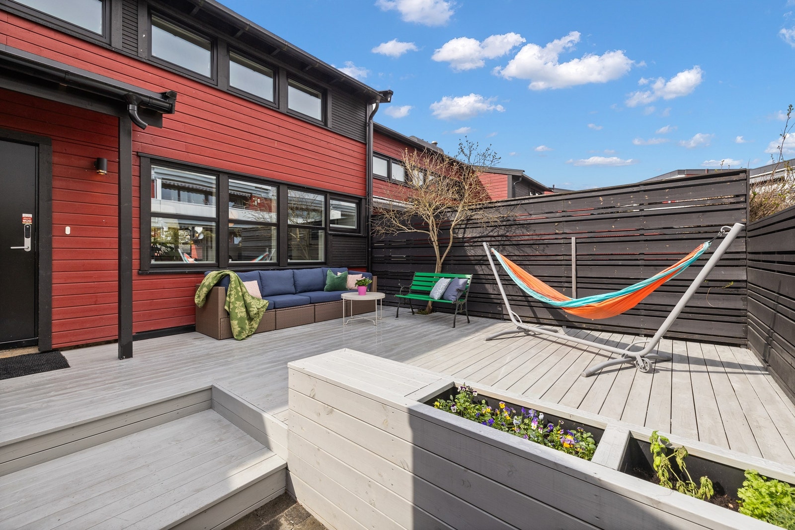 Terrasseplatting ved inngangspartiet. Terrassen er på ca 35 kvm med morgen- og formiddagssol Galleribilde