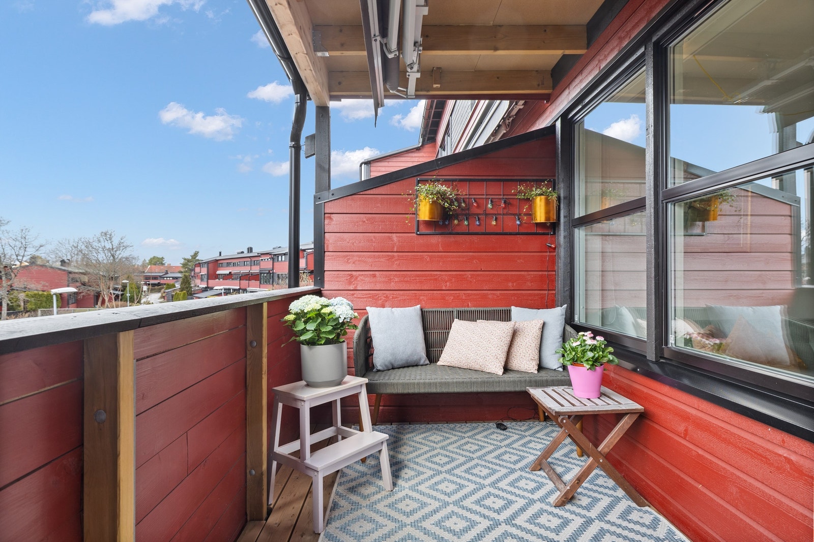 Overbygget veranda i 1. etasje med motorisert terrassemarkise Galleribilde