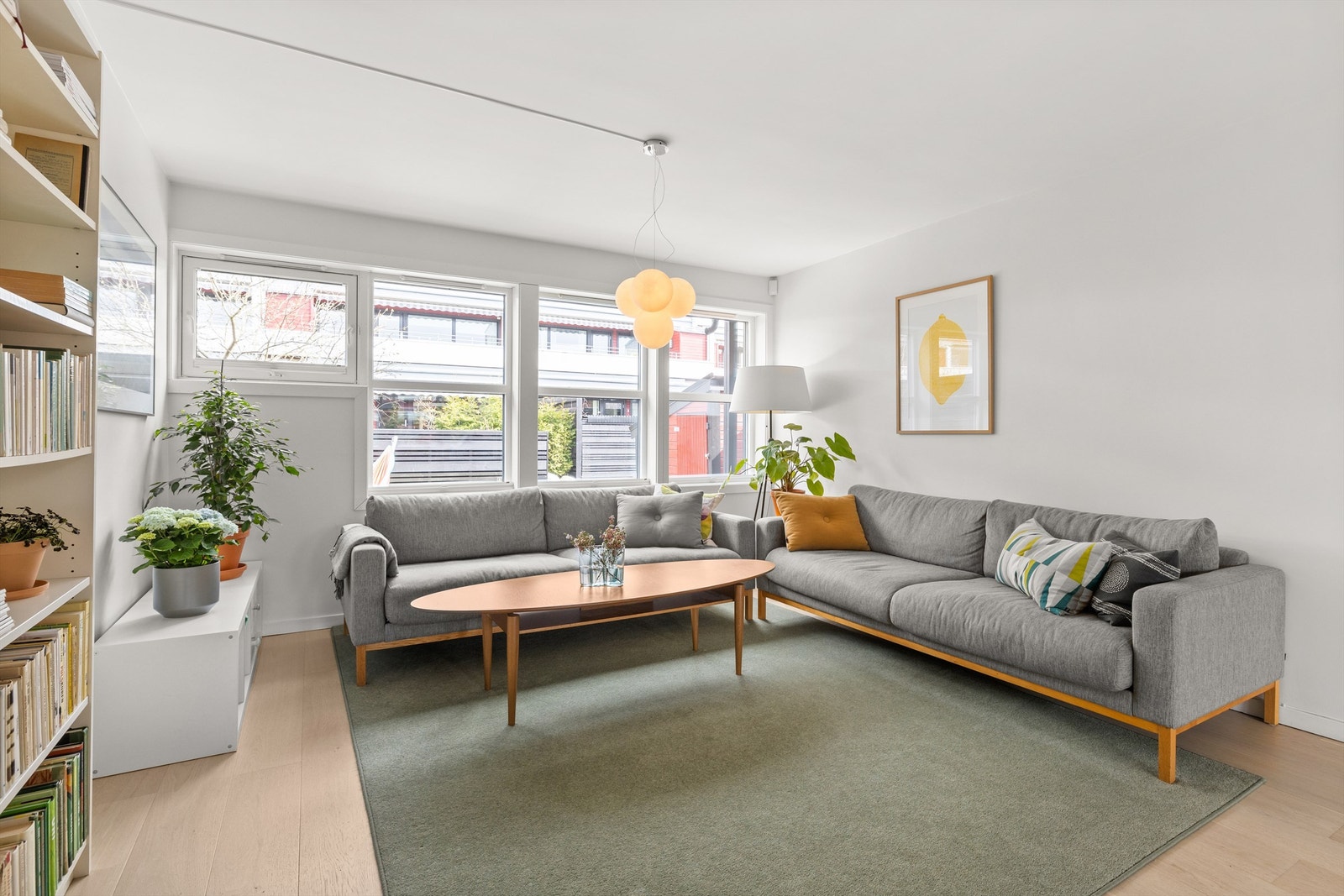 Stuen har god plass til f.eks. 2 salonger, en i hver ende av rommet Galleribilde