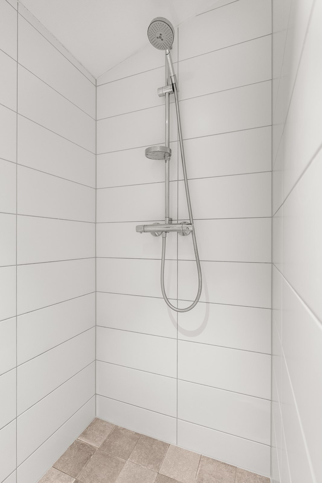 Egen dusjnisje i tillegg til badekaret Galleribilde