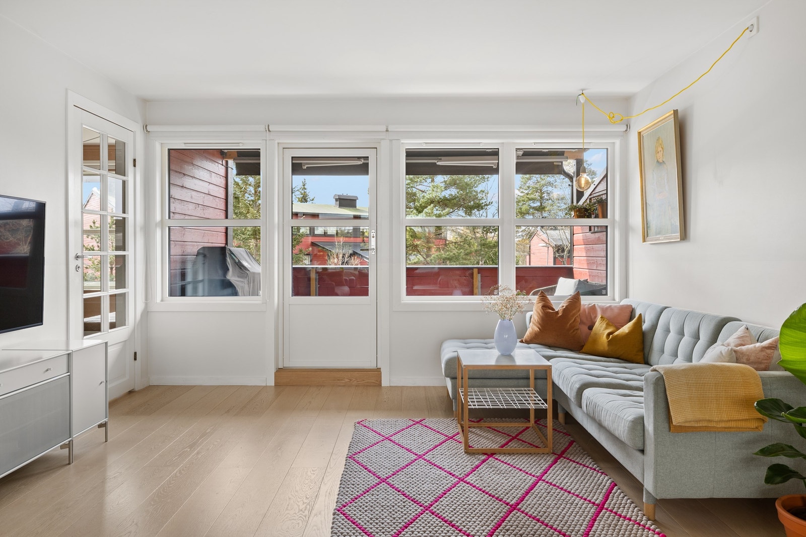 Mot vest er det utgang til vestvendt og overbygget veranda på ca. 7 kvm Galleribilde