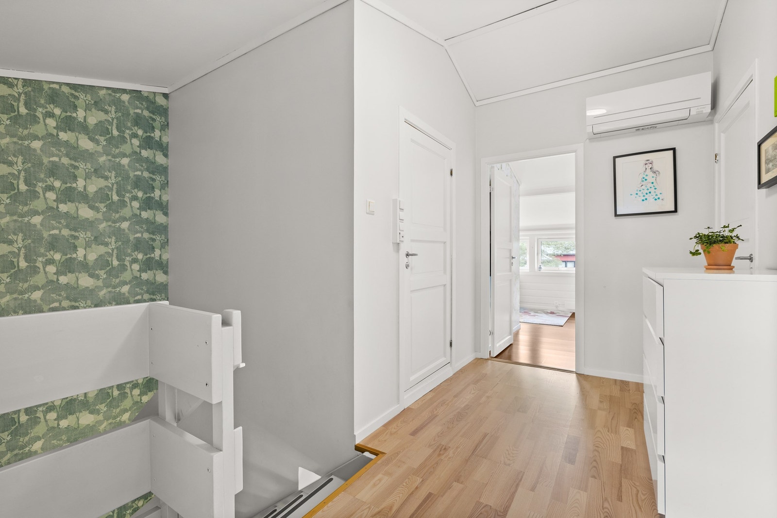 Trappegang i 2. etasje med varmepumpe (luft til luft) som også kan benyttes til kjøling Galleribilde