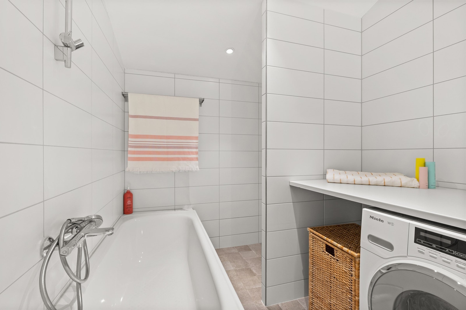 Opplegg for vaskemaskin og tørketrommel ved siden av hverandre under praktisk benkeplate Galleribilde