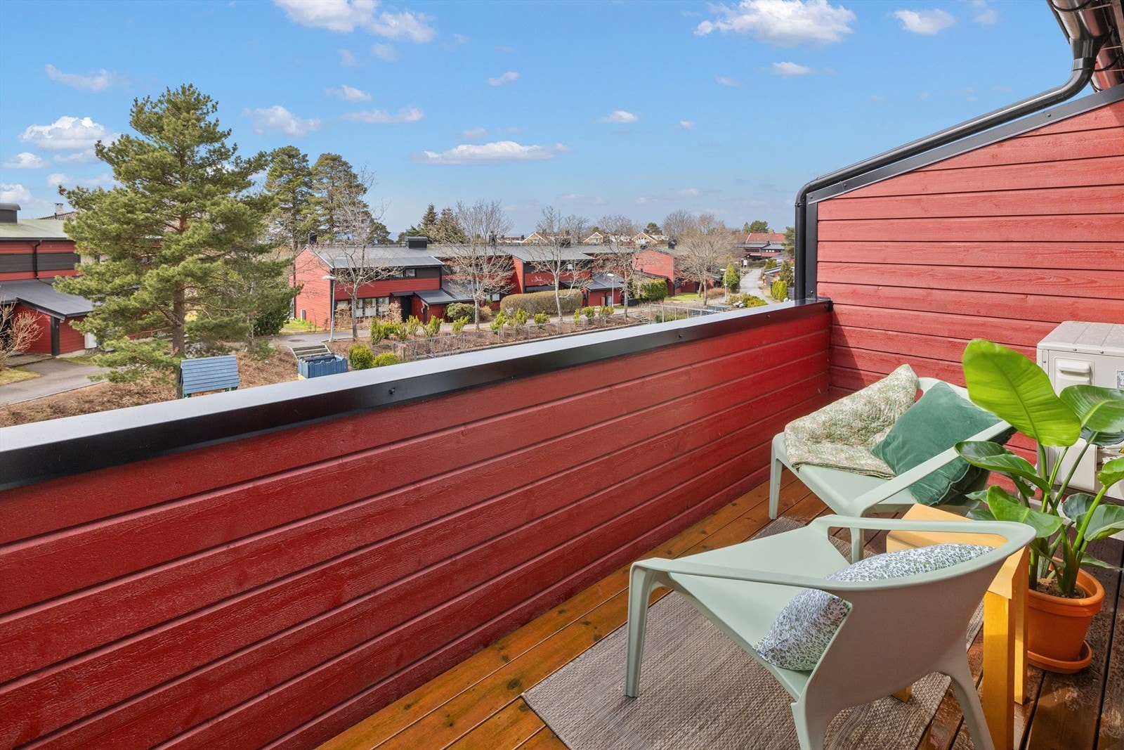 Vestvendt og solrik veranda i 2. etasje på 6 kvm med sol til sen kveld og hyggelig utsyn Galleribilde