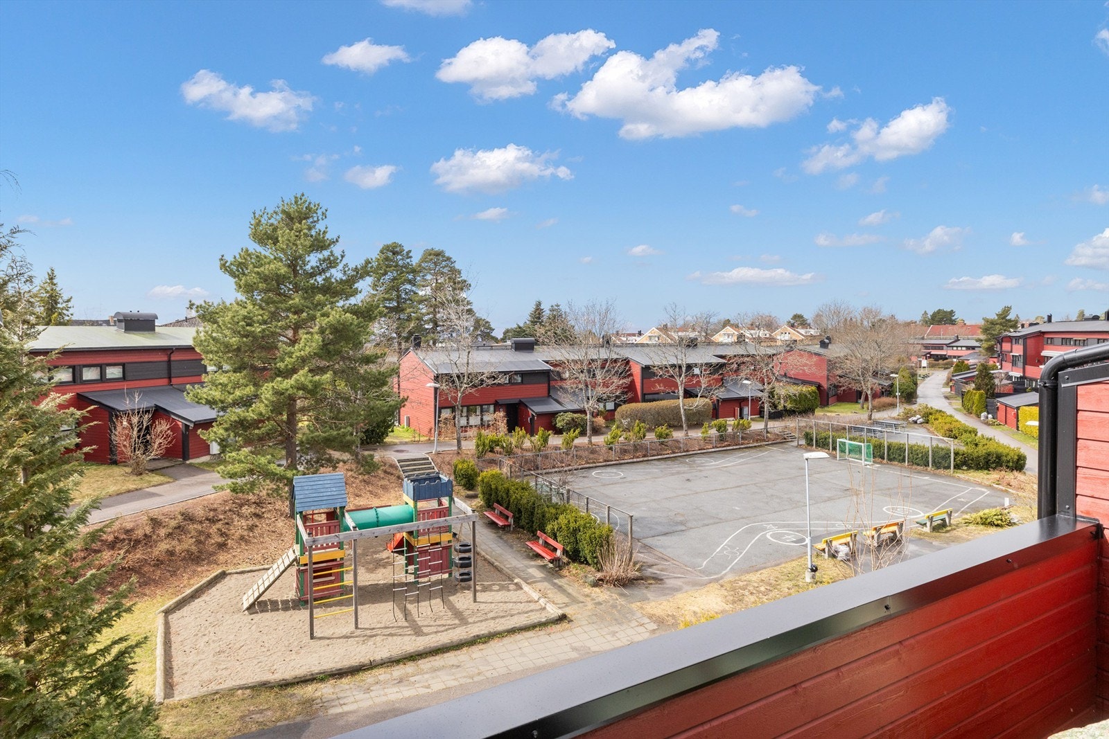 Hyggelig utsyn fra verandaen i 2. etasje Galleribilde