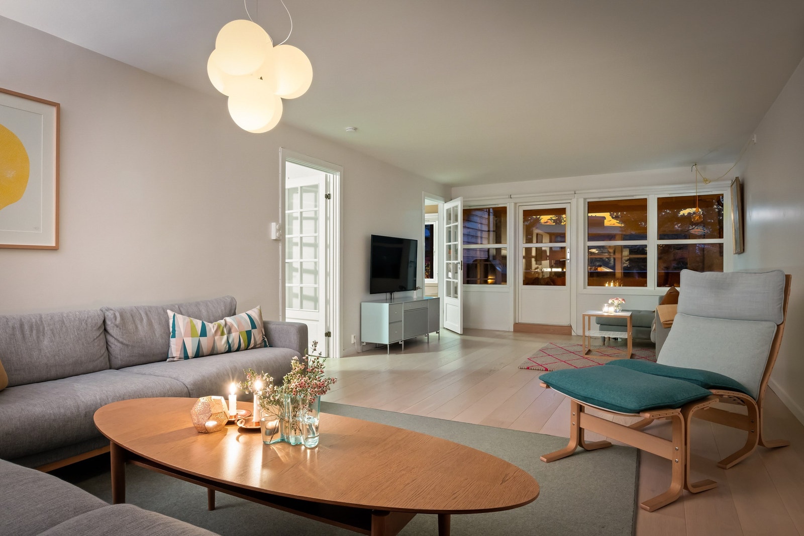 Stor stue med utgang til vestvendt veranda Galleribilde