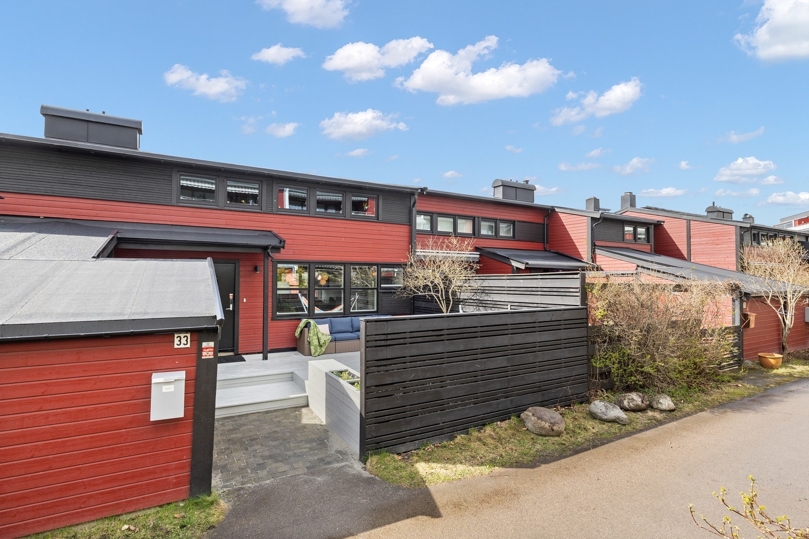 Velkommen til Jordbærveien 33 - Pent og innholdsrikt rekkehus | 4 sov. | Solrike uteplasser | Garasje | Bilfritt Galleribilde