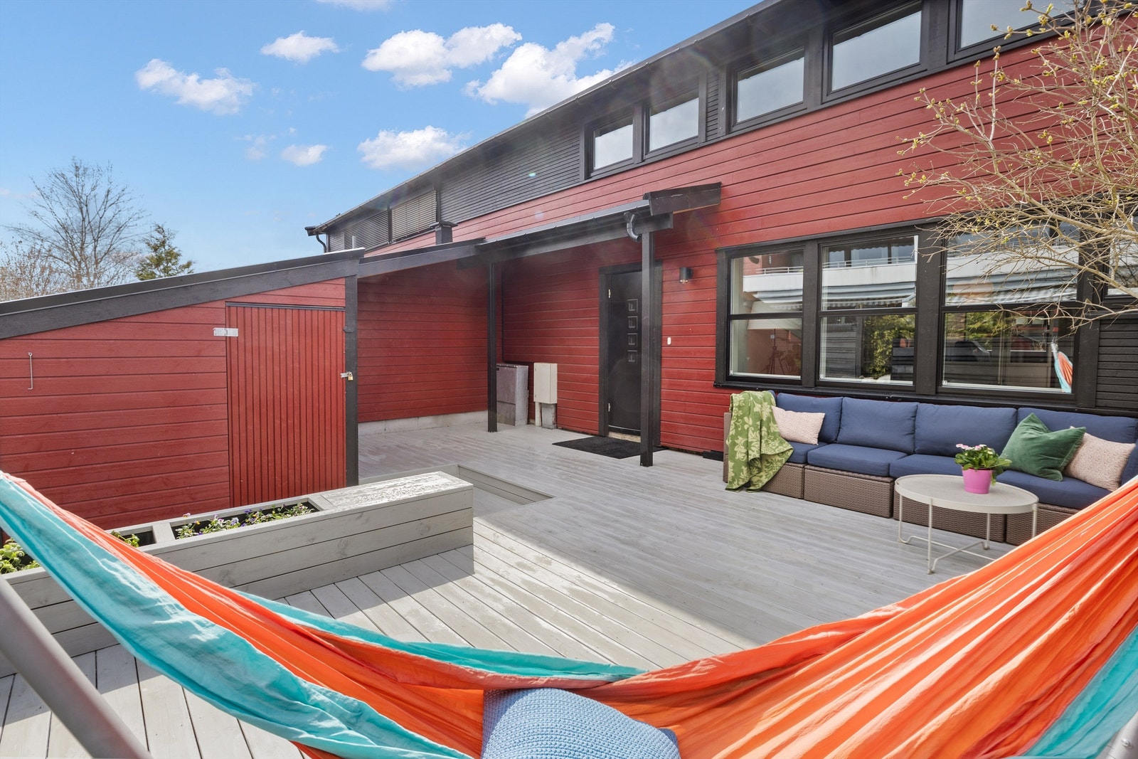 Utebod på 5 kvm, samt praktisk takoverbygg mellom huset og boden med bl.a. plass til sykler, barnevogn etc Galleribilde