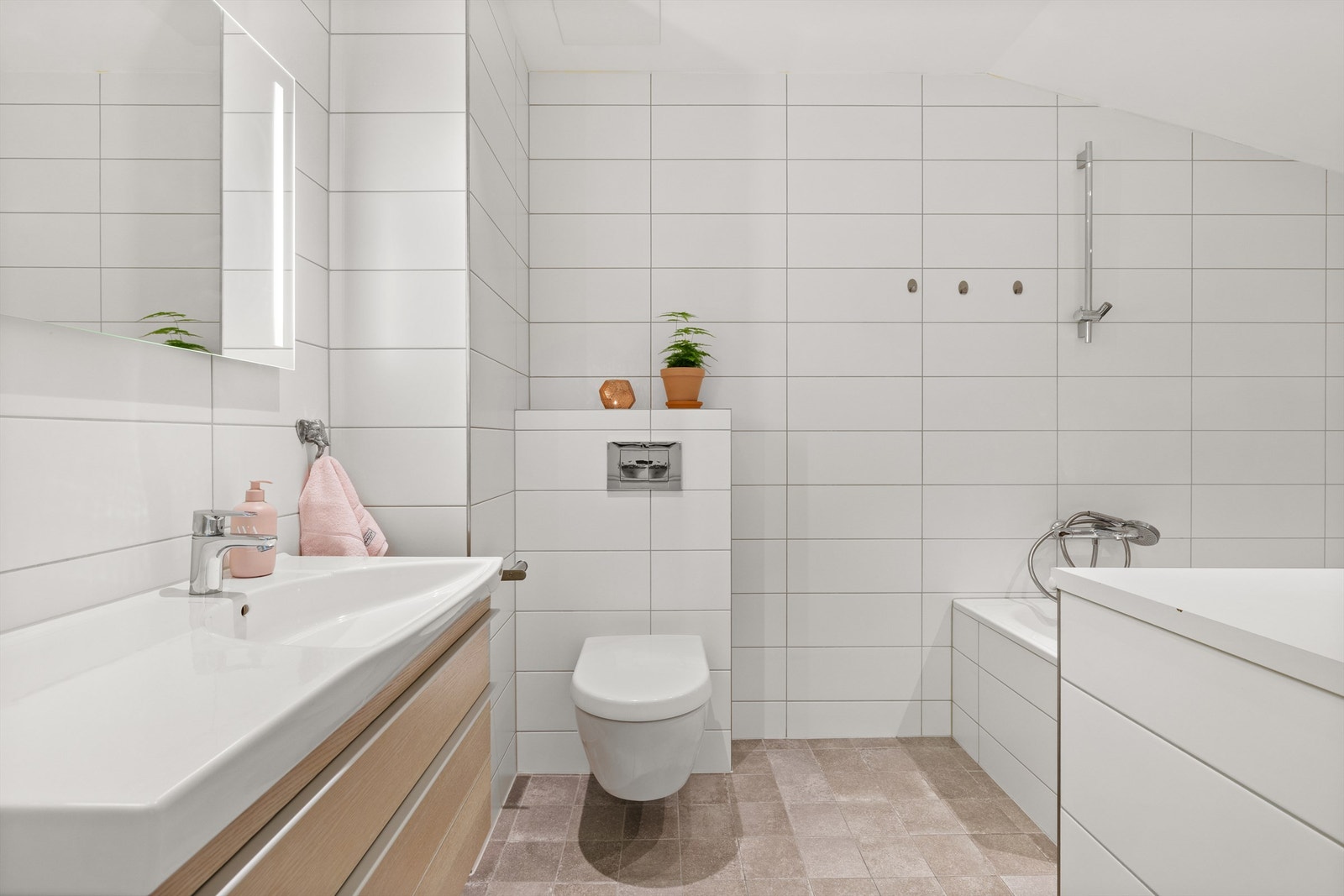 I 2012 ble badet utvidet og pusset opp med bl.a. badekar og separat dusj Galleribilde