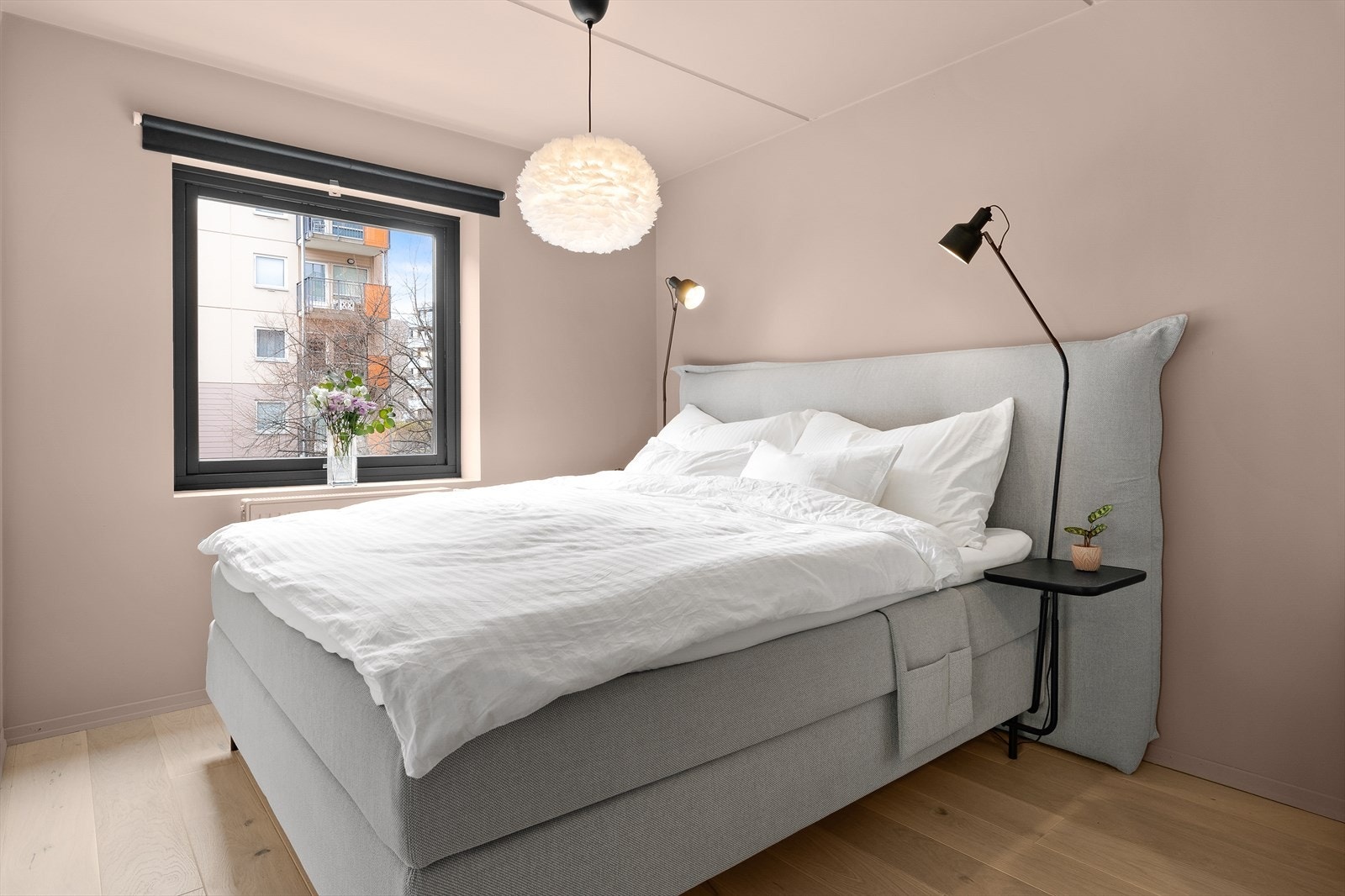 Hovedsoverommet er av god størrelse med god plass til dobbeltseng og tilhørende møblement. Galleribilde