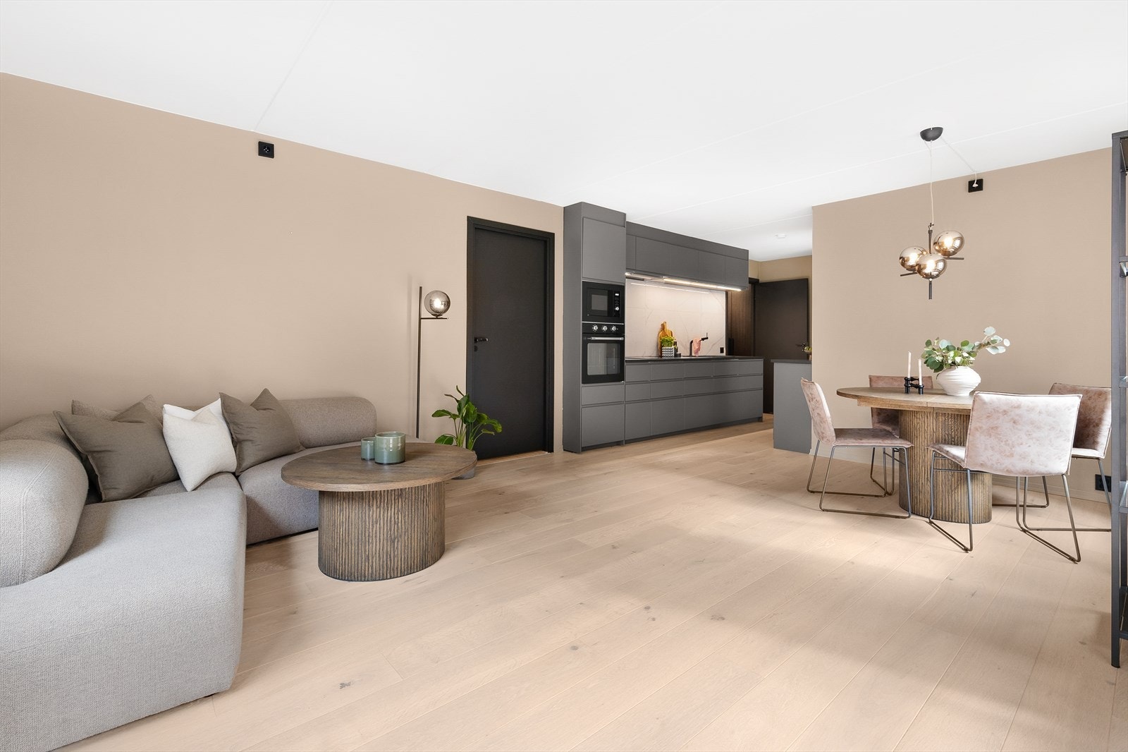 Stuen er lys og moderne med god plass til å innrede med flere sittegrupper. Galleribilde