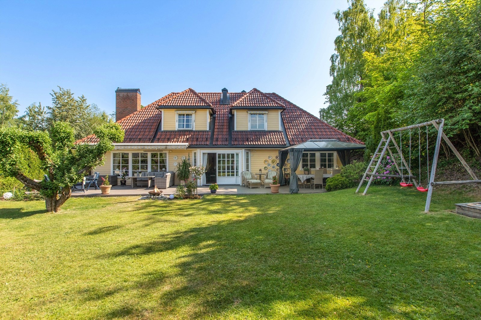 Velkommen til hyggelig visning i Hønskogen 52 - en særpreget og attraktiv villa i et meget barnevennlig område Galleribilde